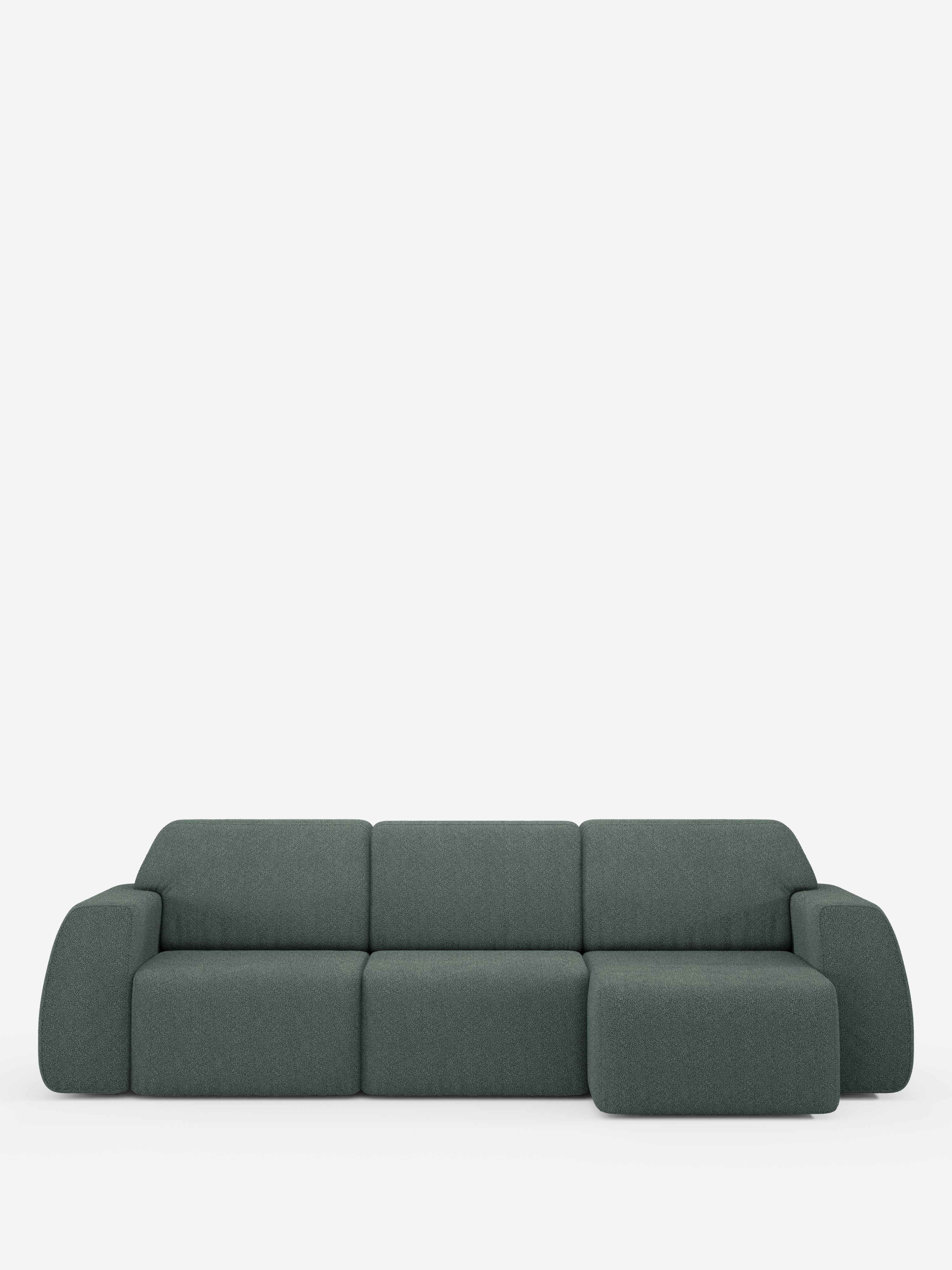 Un divano contemporaneo verde scuro “Orbit Divano angolare con penisola reversibile e tutte le sedute allungabili in tessuto smacchiabile effetto cotone T33” di divitt.sbs, caratterizzato da un design a tre posti con chaise longue reversibile. Questo divano modulare presenta un’estetica minimalista con bordi morbidi e arrotondati e braccioli bassi. Sullo sfondo bianco a tinta unita, le linee pulite e lo stile moderno del divano risaltano particolarmente.