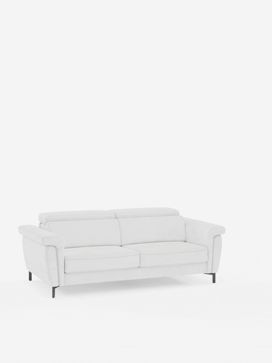 Il divano letto di design Capri con piedini alti di divitt.sbs, dotato di poggiatesta reclinabili e rivestito in un raffinato tessuto effetto velluto T30 resistente alle macchie, è posto al centro di uno sfondo bianco a tinta unita. Il suo design moderno a due posti, caratterizzato da linee pulite e gambe in metallo, offre un aspetto minimalista ma elegante, mentre il tessuto effetto velluto conferisce un ulteriore tocco di morbidezza alla sua estetica contemporanea.