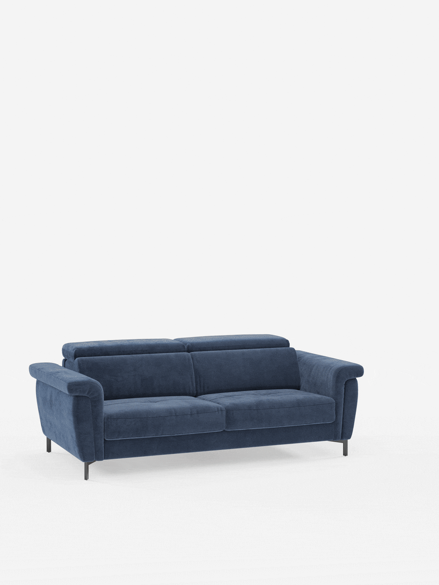 Un divano letto di design contemporaneo Capri di divitt.sbs, rivestito in raffinato tessuto effetto velluto smacchiabile T30 di colore blu intenso, con due cuscini di seduta, gambe alte nere e braccioli arrotondati. Su uno sfondo bianco a tinta unita, questo divano di produzione italiana presenta poggiatesta reclinabili e schienali imbottiti per un comfort ancora maggiore. La sua silhouette slanciata e la manifattura italiana lo rendono la scelta ideale per qualsiasi ambiente di soggiorno di stile.