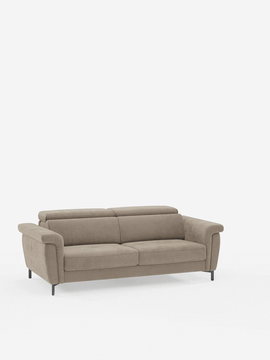 Divano letto di design “Capri” color marrone chiaro di divitt.sbs, caratterizzato da braccioli arrotondati, morbidi schienali con poggiatesta reclinabili e soffici cuscini di seduta in elegante tessuto T30 effetto velluto resistente alle macchie. Il divano poggia su quattro snelle gambe nere, che risaltano sullo sfondo bianco a tinta unita per mettere in risalto il suo design moderno e minimalista e la sua raffinata trama.