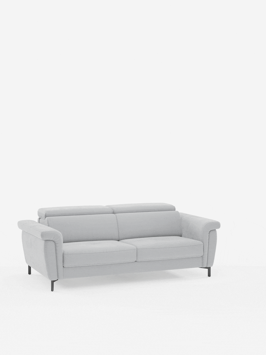 Un divano letto Capri di design, grigio chiaro, a due posti, con gambe alte, di divitt.sbs, è posizionato al centro su uno sfondo bianco a tinta unita. Realizzato con la raffinata manifattura italiana, questo divano è dotato di poggiatesta reclinabili e gambe alte di colore nero. Il suo design semplice e moderno comprende uno schienale basso e sedute imbottite rivestite in raffinato tessuto effetto velluto smacchiabile T30, che conferiscono al divano un aspetto pulito e minimalista.