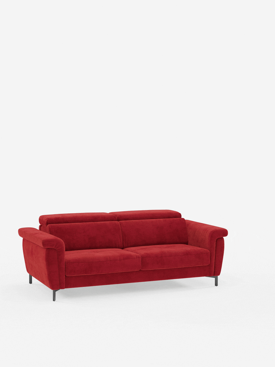 Un divano rosso a due posti dal design contemporaneo, il divano letto di design Capri con piedini alti di divitt.sbs, è messo in risalto su uno sfondo bianco. Caratterizzato da morbidi cuscini, braccioli e poggiatesta reclinabili rivestiti in un lussuoso tessuto effetto velluto antimacchia (T30), poggia su gambe alte, sottili e nere. Il design minimalista italiano è al centro dell’immagine, circondato da un ampio spazio bianco.