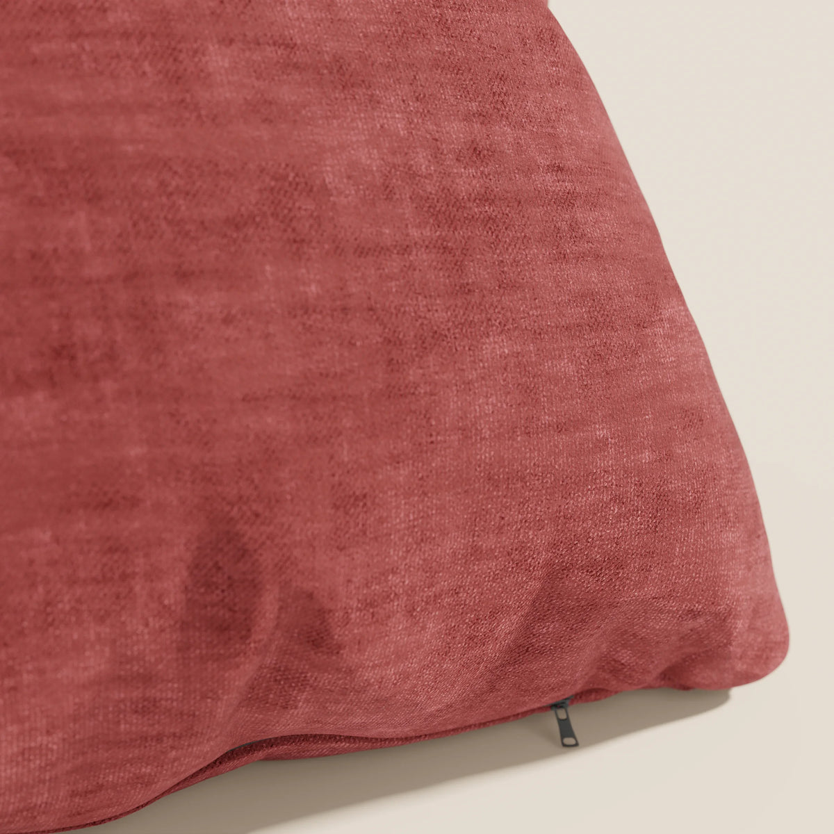 Primo piano del cuscino Sofia di divitt.sbs in rosso intenso, realizzato in morbido velluto Easy Clean T35, antimacchia e impermeabile. Il cuscino decorativo è mostrato su uno sfondo chiaro con un'etichetta in tessuto nero visibile.