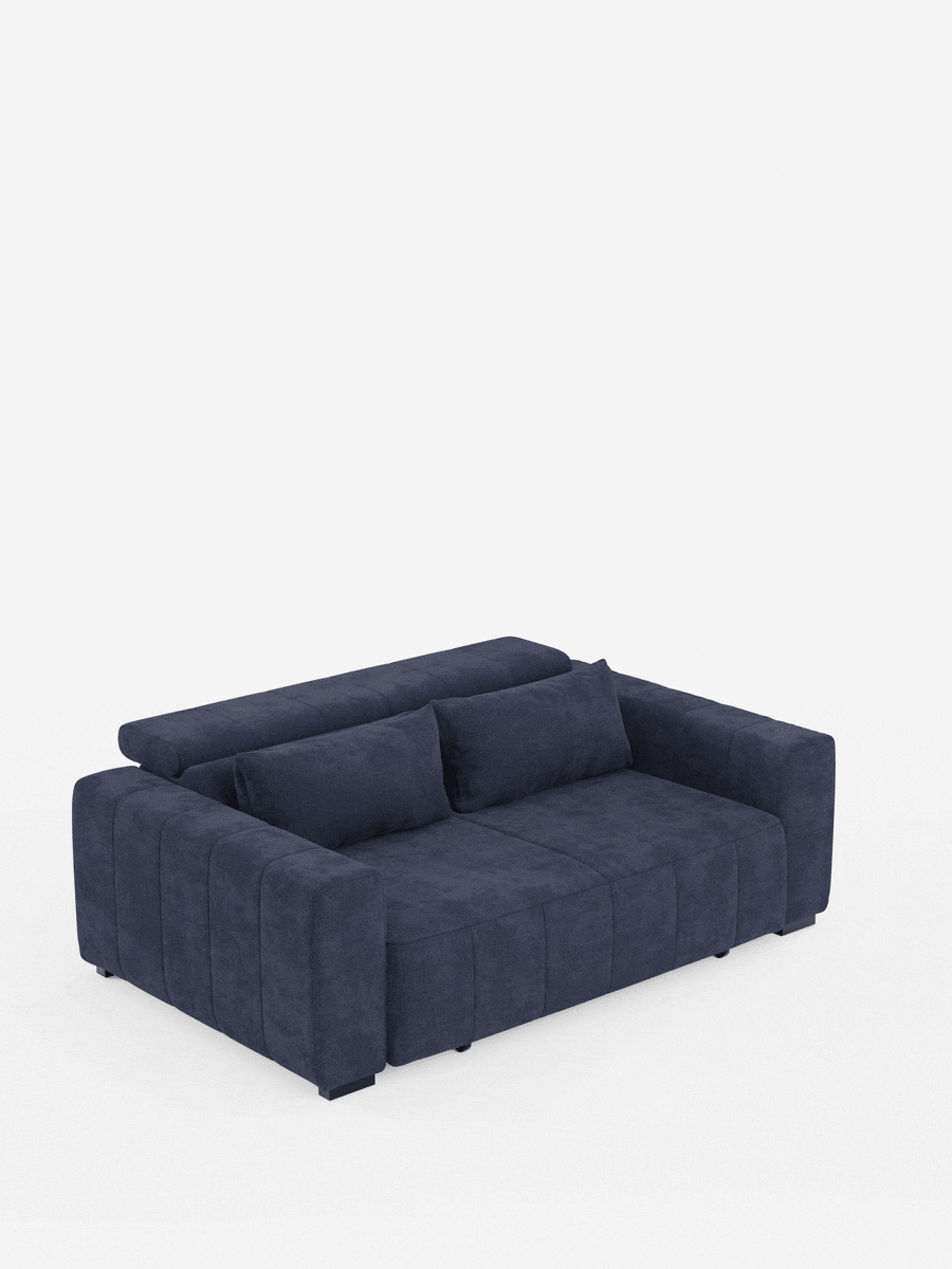 Un divano a 3 posti in stile dorico blu navy di divitt.sbs, elegantemente rivestito in tessuto T23 antimacchia, caratterizzato da ampi braccioli, due cuscini rettangolari per lo schienale e poggiatesta reclinabili. L'immagine mostra questo divano di design con sedute estensibili azionate da meccanismi di relax elettrici, che consentono alla zona di seduta di scorrere in avanti fino a formare una superficie piana simile a un letto.