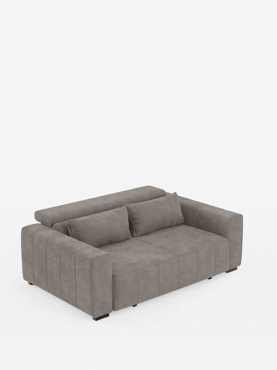 Un divano a tre posti in stile dorico, moderno e di colore grigio, di divitt.sbs, rivestito in tessuto T23 facile da pulire, caratterizzato da ampi braccioli e due cuscini cilindrici abbinati. Questo modello è dotato di sedute estensibili elettricamente e di un poggiatesta reclinabile, che consentono al divano di trasformarsi in una comoda superficie piana simile a un letto. Lo sfondo è bianco a tinta unita.