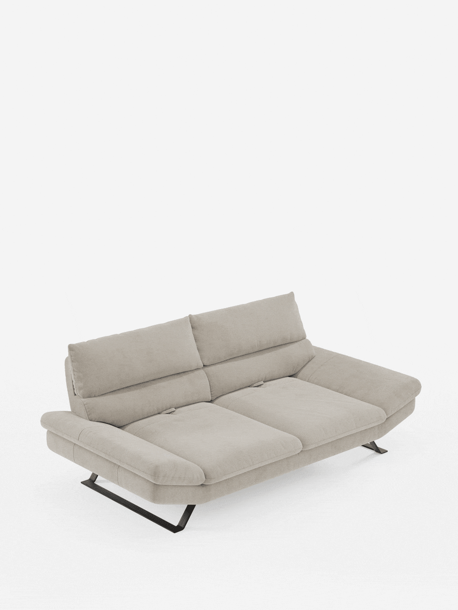 Il divano Eclipse dal design moderno a 2 e 3 posti di divitt.sbs è dotato di schienali traslanti e braccioli regolabili, sostenuti da piedini alti in elegante nero. Rivestito in microfibra smacchiabile T11 in un moderno beige, questo divano fa da contrappunto a uno sfondo bianco a tinta unita. Offre un comfort modulabile e si trasforma facilmente in diverse posizioni, sia per sedersi che per sdraiarsi.