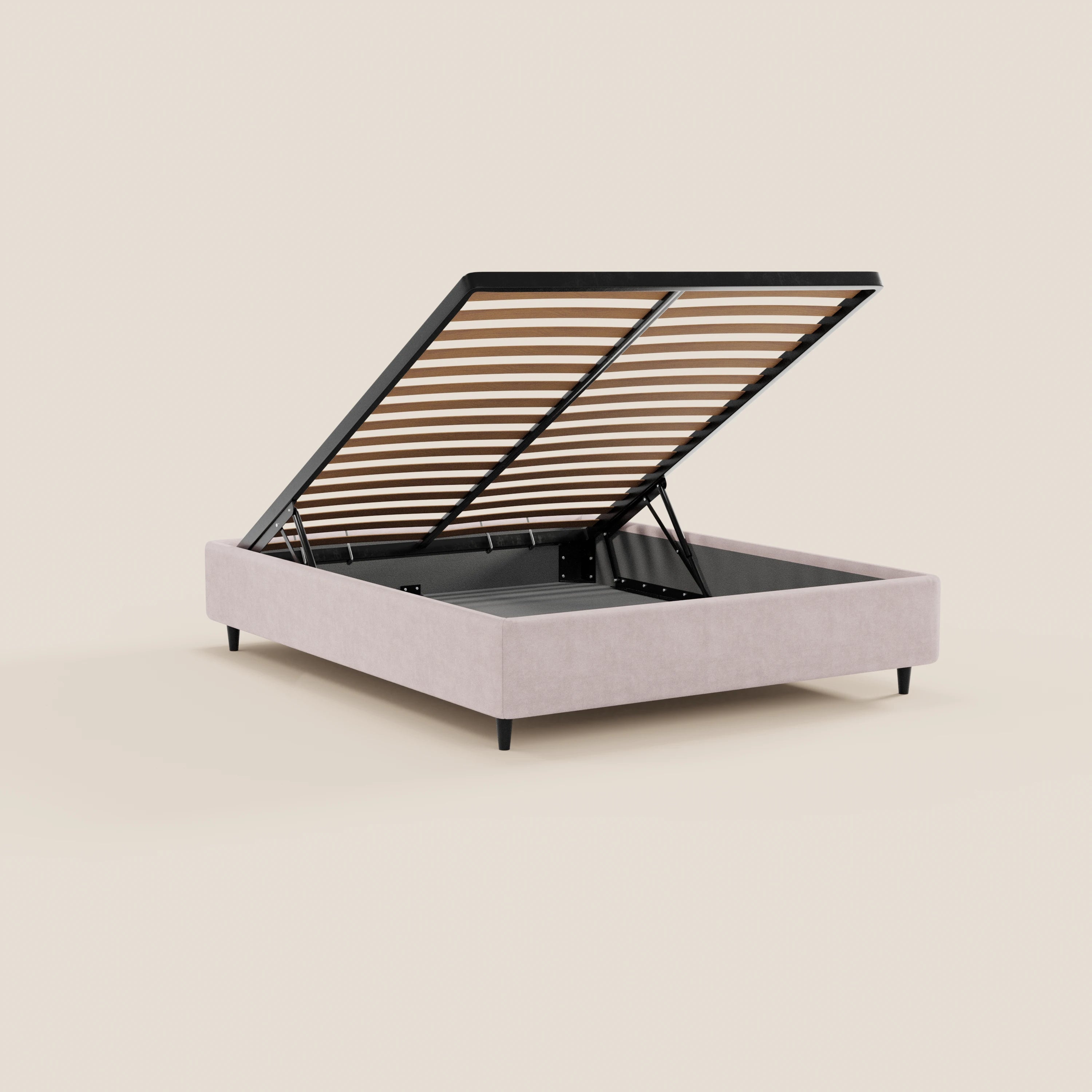 Il letto sommier imbottito ERON di Letti.store, realizzato in tessuto impermeabile Oeko-Tex color beige chiaro, è dotato di un ampio vano contenitore con rete sollevabile in metallo nero e gambe nere dal design essenziale. Lo sfondo chiaro ne esalta il design moderno.