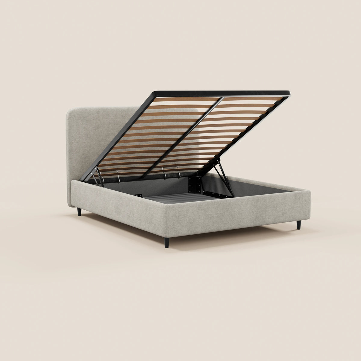 Il letto imbottito KAELOS minimal di Letti.store è caratterizzato da un tessuto in ciniglia grigio chiaro, una testiera alta e arrotondata, gambe alte nere e una base a doghe in legno sollevabile che rivela un vano portaoggetti sottostante.