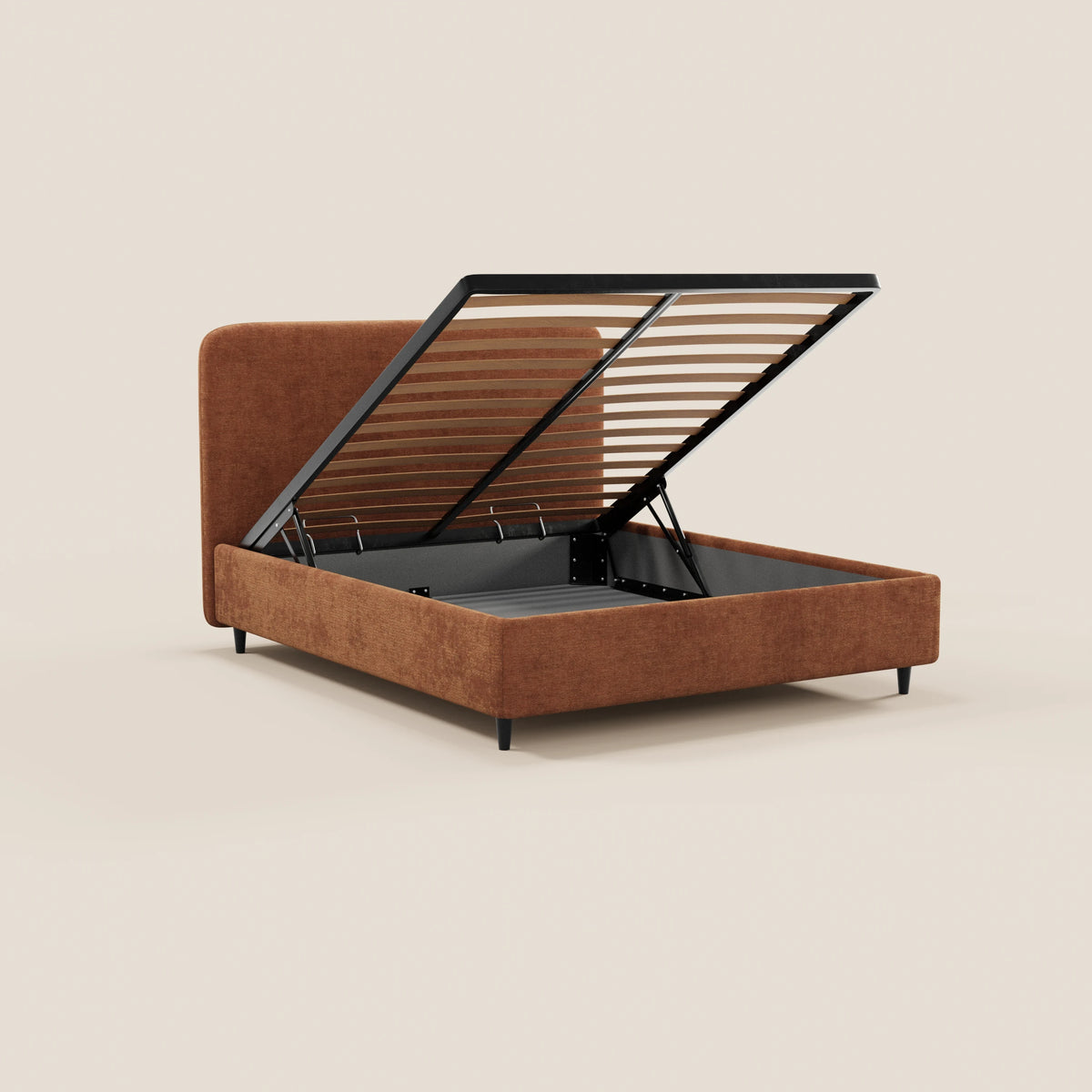 Il letto imbottito KAELOS minimal di Letti.store presenta una struttura in ciniglia color ruggine, gambe alte in metallo nero, una testiera arrotondata e una base contenitiva facile da sollevare con piattaforma a doghe inclinate per un comodo accesso allo spazio sottostante.