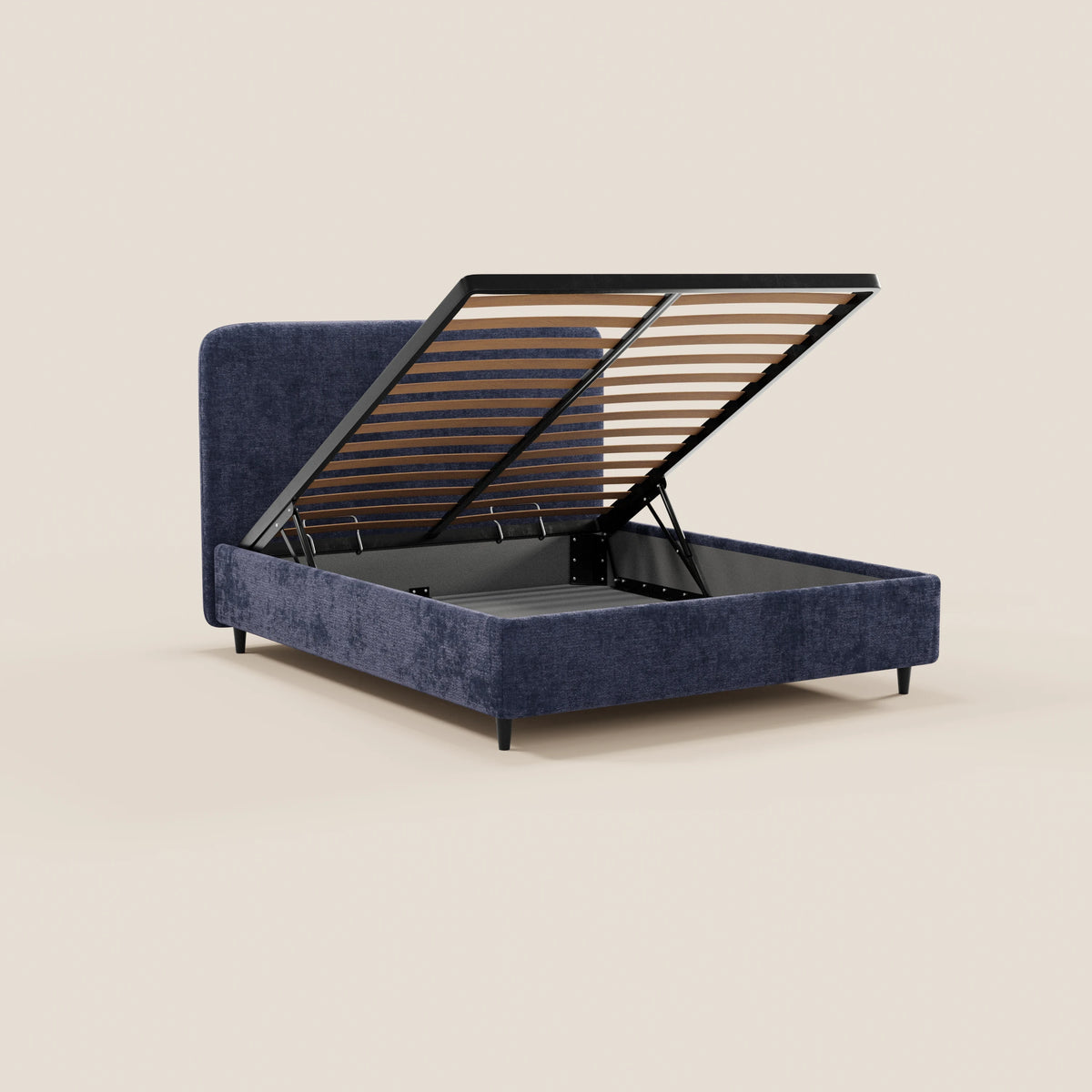 Il letto imbottito KAELOS minimal di Letti.store mette in risalto il suo ampio vano contenitore grazie alla piattaforma del materasso rialzata. Presenta una testiera alta e arrotondata in ciniglia e sottili piedi alti neri, che risaltano su uno sfondo beige a tinta unita.