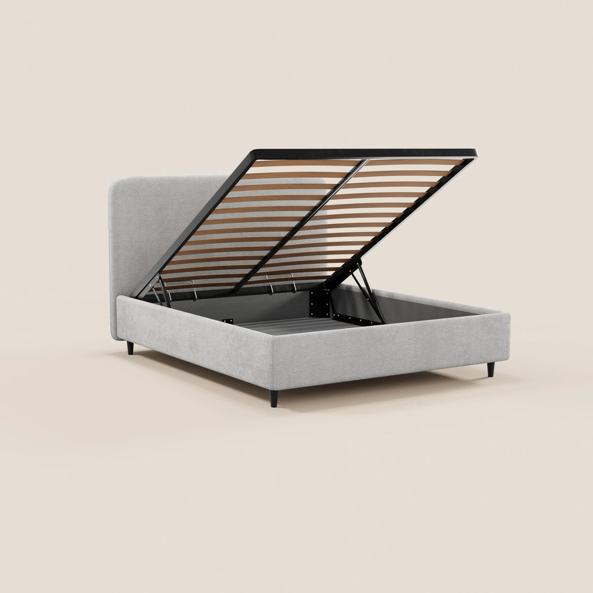 Il letto imbottito KAELOS minimal di Letti.store è presentato nella versione in ciniglia grigio chiaro, caratterizzato da una testiera arrotondata con capitonné, gambe alte in metallo nero, doghe in legno e un ampio vano contenitore a sollevamento sotto la base del materasso.