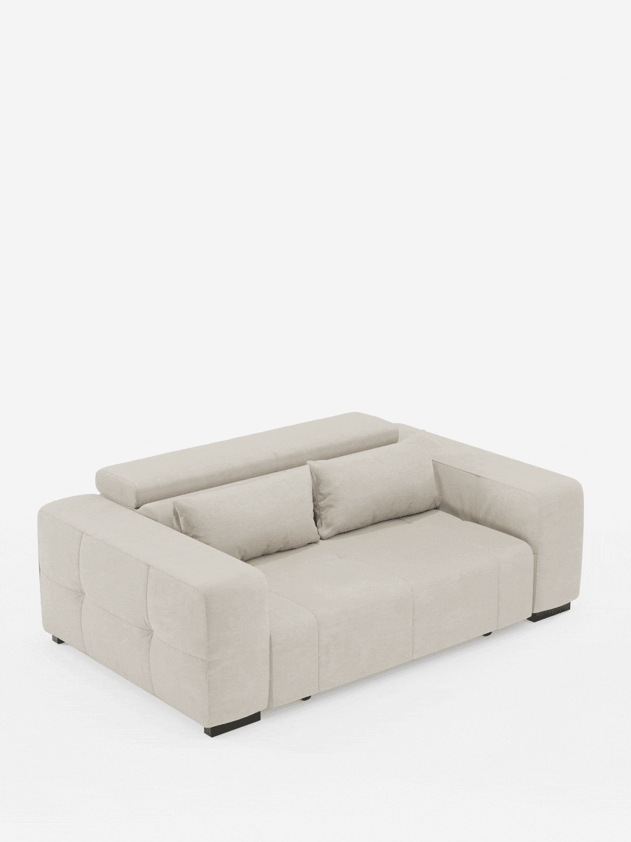 Il divano Monarch Divano con Relax Elettrico di divitt.sbs, in un delicato beige, presenta una linea slanciata con braccioli morbidi e squadrati e una seduta capitonata. Questo divano dal design elegante è dotato di una seduta estensibile elettricamente e di un poggiatesta reclinabile per un comfort versatile. Due cuscini rettangolari poggiano contro lo schienale, mentre il divano poggia su gambe corte di colore nero. Rivestito in morbido tessuto T31 resistente alle macchie.