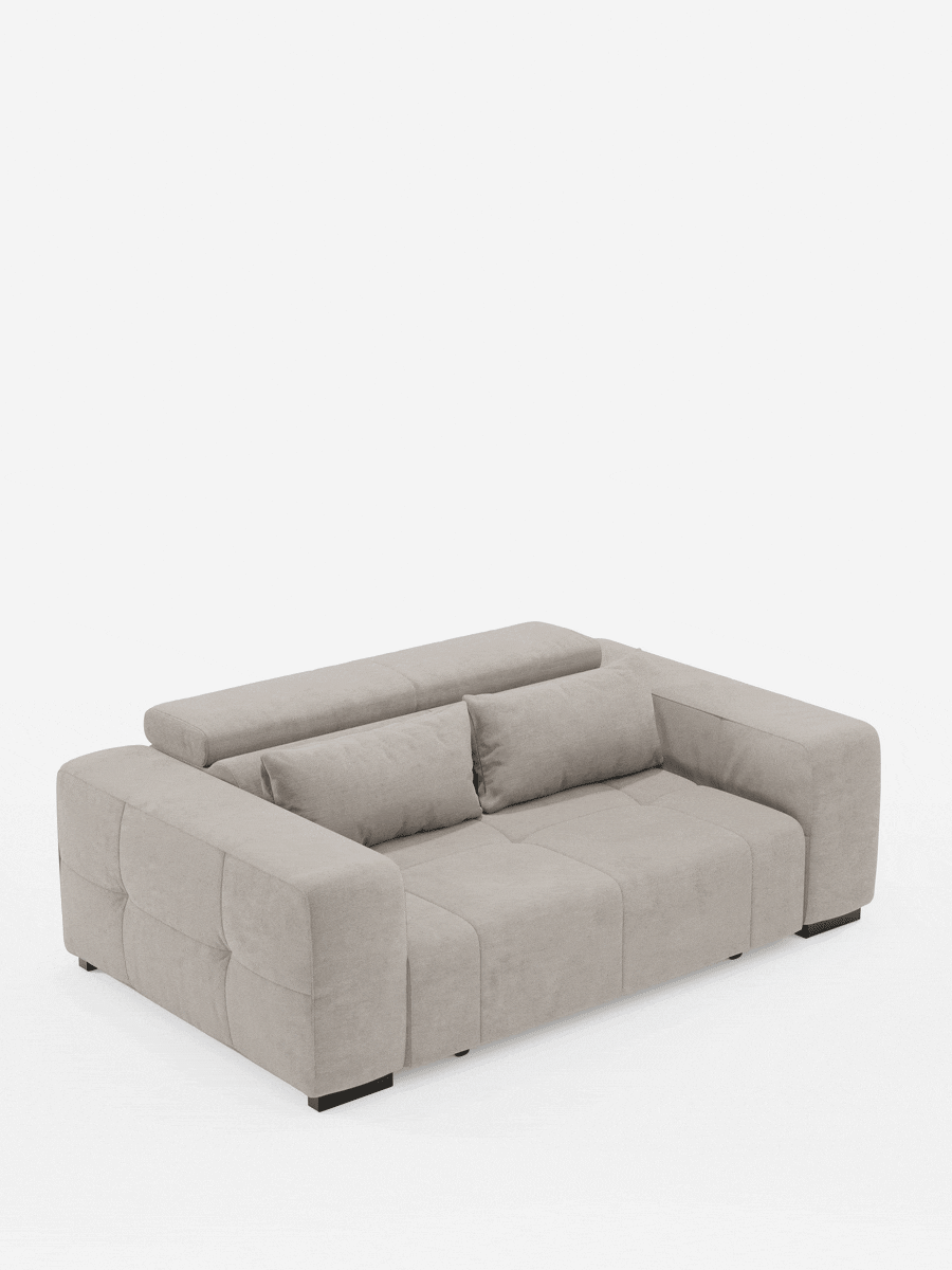 Un moderno divano a due posti color grigio chiaro: il modello Monarch Divano con Relax Elettrico di divitt.sbs presenta ampi braccioli, uno schienale basso e morbidi cuscini. Con il suo design minimalista e il rivestimento in morbido tessuto smacchiabile T31, questo elegante divano si trasforma facilmente in un letto piano grazie all’estensione elettrica della seduta e ai poggiatesta reclinabili, il tutto messo in risalto da uno sfondo bianco a tinta unita.