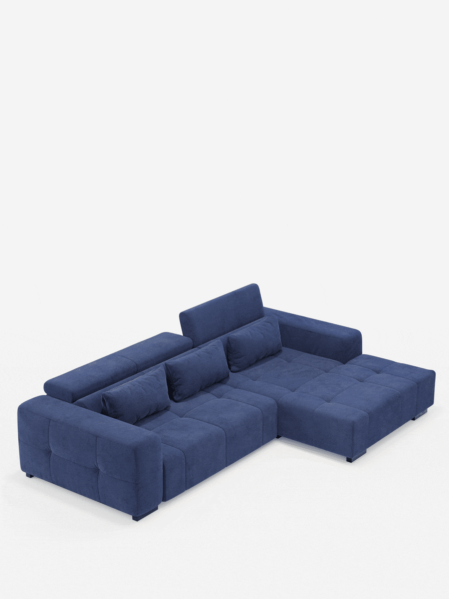 Vi presentiamo il divano angolare con penisola e relax elettrico Monarch di divitt.sbs: un divano componibile contemporaneo a forma di L, di colore blu, realizzato in morbido tessuto T31 resistente alle macchie. Caratterizzato da cuscini trapuntati, tre cuscini coordinati e comodi poggiatesta reclinabili sulla sezione più lunga, questo elegante divano con penisola vanta un'ampia chaise longue sul lato destro e poggia su corte gambe nere, in risalto su uno sfondo bianco a tinta unita.