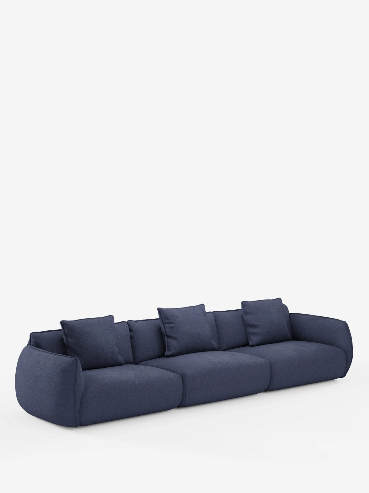 Un moderno divano modulare Nimbus a 3 posti di divitt.sbs, rivestito in tessuto T33 effetto cotone blu intenso e resistente alle macchie. Questo divano dal design minimalista è composto da tre cuscini di seduta, tre cuscini quadrati abbinati per lo schienale e braccioli leggermente arrotondati, il tutto su uno sfondo bianco a tinta unita.