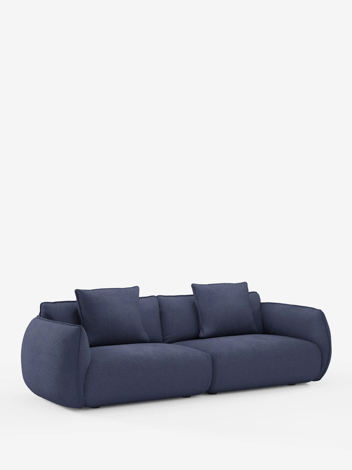 Un moderno divano a 3 posti modulare e componibile divitt.sbs Nimbus blu navy (250 cm), rivestito in tessuto antimacchia tessuto effetto cotone smacchiabile (sfoderabile in tessuto smacchiabile effetto cotone T33), caratterizzato da un design minimalista e raffinato con braccioli e schienale arrotondati, tre cuscini di seduta e tre cuscini quadrati coordinati per lo schienale, il tutto su uno sfondo bianco a tinta unita.