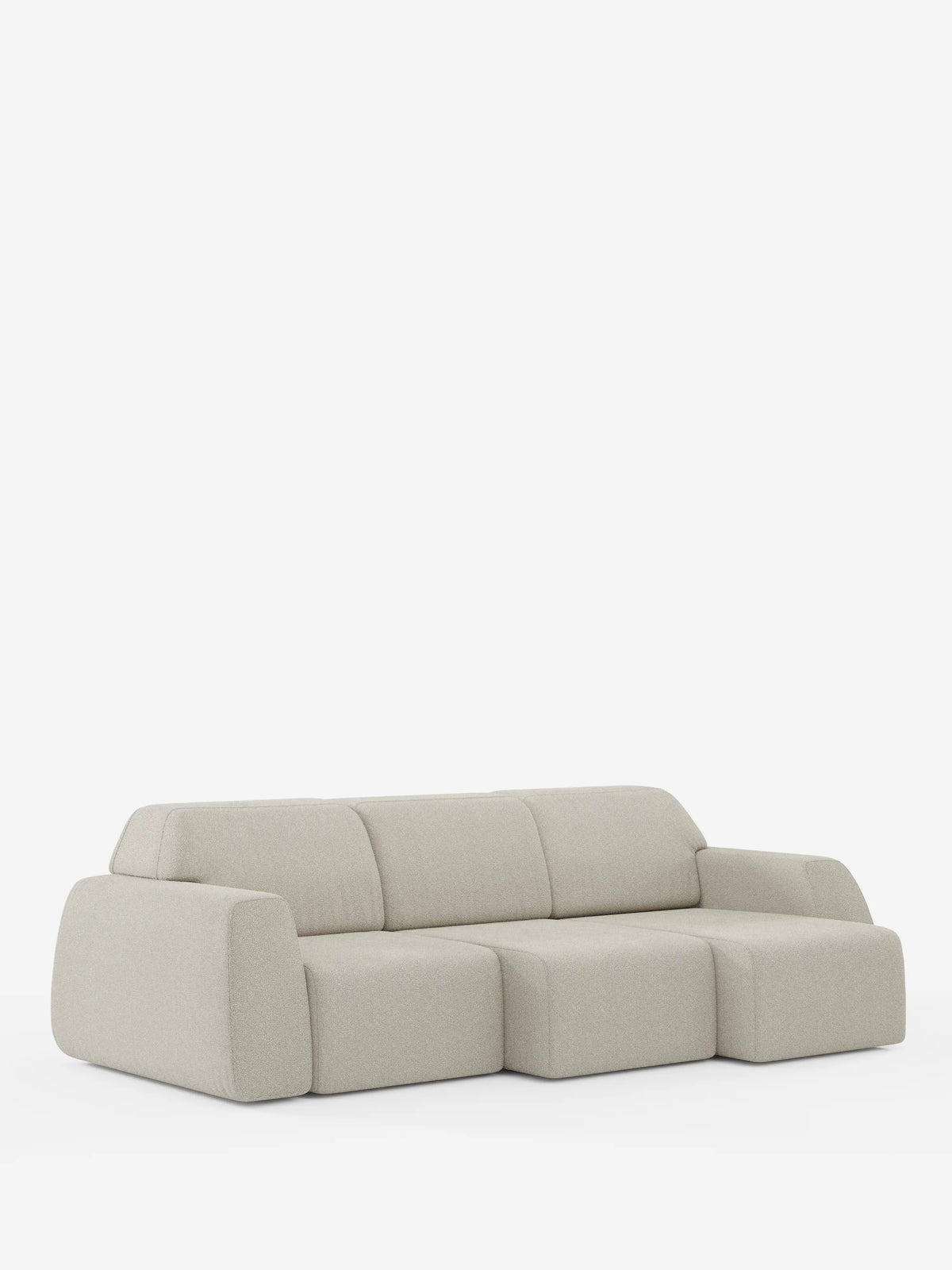 Un divano Orbit contemporaneo di divitt.sbs, caratterizzato da tre sedute scorrevoli ed estensibili in tessuto effetto cotone resistente alle macchie color beige chiaro (T33), con una chaise longue sulla destra. Il design si distingue per i bordi arrotondati, le cuciture minime e l’assenza di gambe a vista. Su uno sfondo bianco a tinta unita, il divano spicca come elemento centrale.