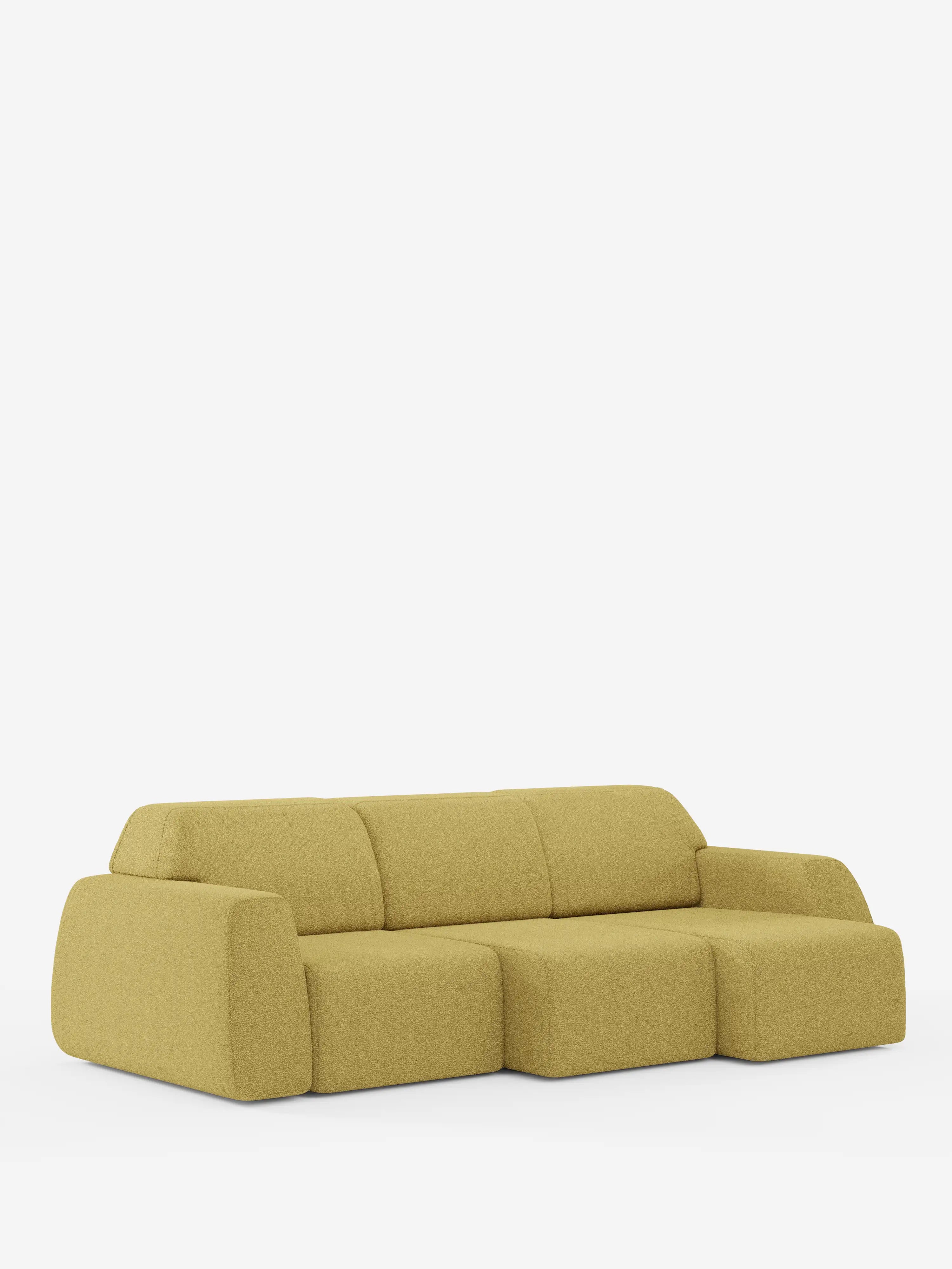 Un moderno divano Orbit con 3 sedute scorrevoli e allungabili in tessuto effetto cotone smacchiabile T33 di divitt.sbs, presentato in giallo senape con bordi arrotondati e chaise longue sul lato destro, su uno sfondo bianco a tinta unita. Il divano presenta un aspetto morbido e imbottito, senza gambe o decorazioni a vista, ed è dotato di rivestimenti sfoderabili per facilitare la pulizia e la manutenzione.
