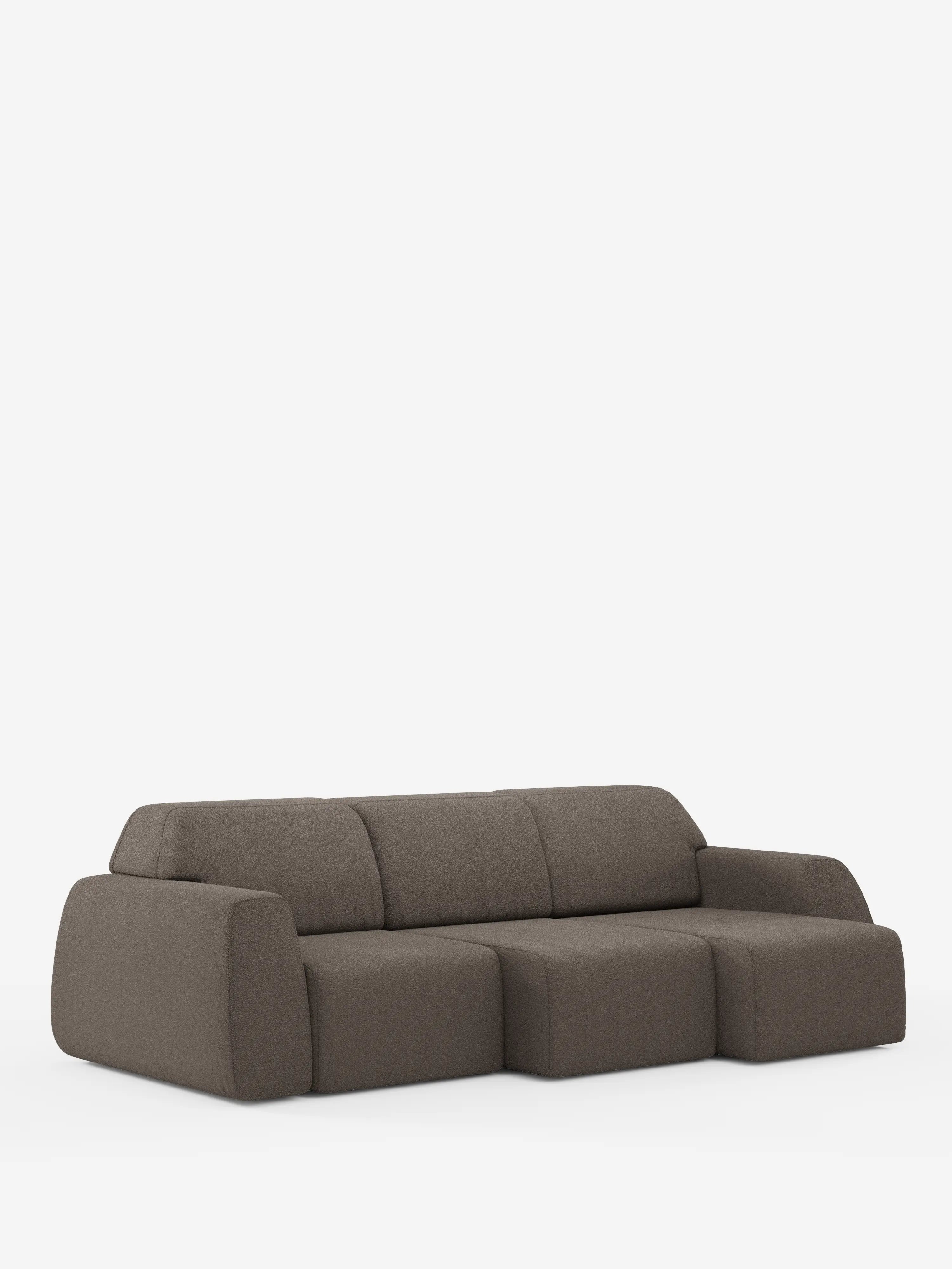 Vi presentiamo il divano Orbit con 3 sedute scorrevoli e allungabili di divitt.sbs: un divano a tre posti dal design contemporaneo, in una ricca tonalità di marrone scuro. Questo modello minimalista presenta ampi braccioli arrotondati e cuscini bassi e squadrati, tutti rivestiti in morbido tessuto effetto cotone smacchiabile (T33), completamente sfoderabile per una pulizia senza sforzo. La silhouette slanciata si staglia su uno sfondo bianco senza gambe a vista, coniugando lo stile moderno con la