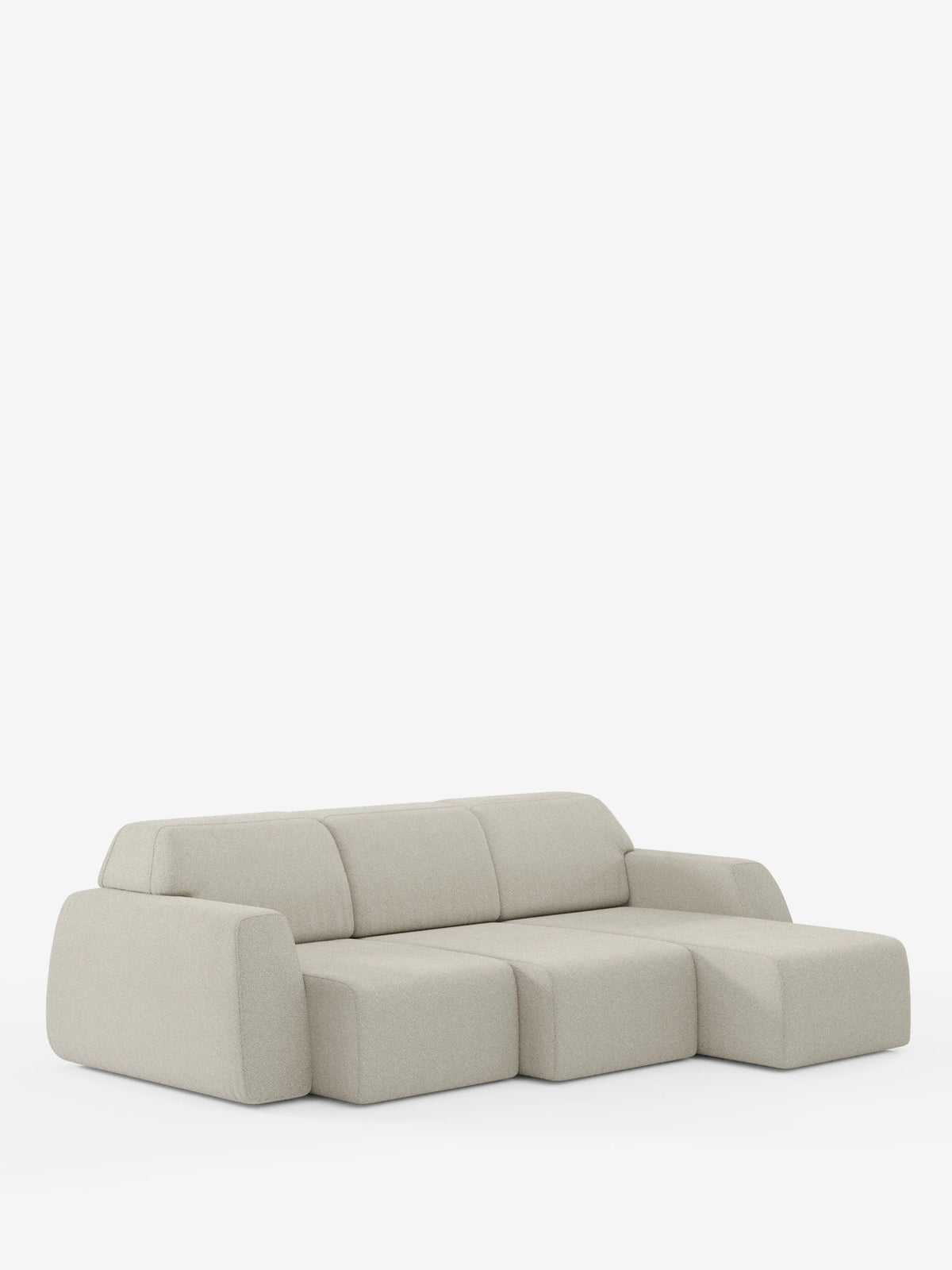 Il divano angolare Orbit con penisola reversibile e tutte le sedute allungabili in tessuto smacchiabile effetto cotone T33 di divitt.sbs è un moderno divano modulare beige chiaro a tre posti, caratterizzato da ampi braccioli e da una sezione chaise longue sulla destra. Questo divano di alta gamma vanta bordi morbidi e arrotondati e un profilo basso, che risalta magnificamente su uno sfondo bianco a tinta unita.