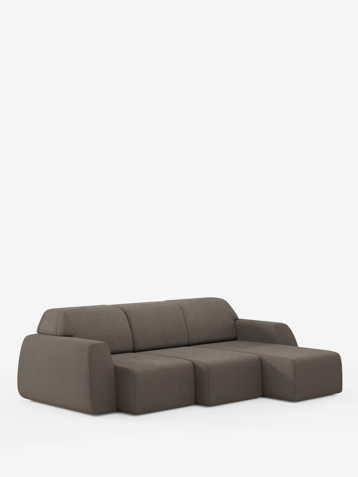 Vi presentiamo Orbit Divano angolare con penisola reversibile di divitt.sbs, un moderno divano componibile rivestito in tessuto T33 color taupe/marrone, smacchiabile ed effetto cotone. Questo versatile divano presenta tre spaziosi cuscini di seduta, uno schienale curvo, un ampio bracciolo sinistro e una chaise longue aperta sul lato destro, con tutte le sedute estensibili. Il suo design geometrico pulito poggia a filo del pavimento senza gambe visibili, risaltando con eleganza su uno sfondo bianco.
