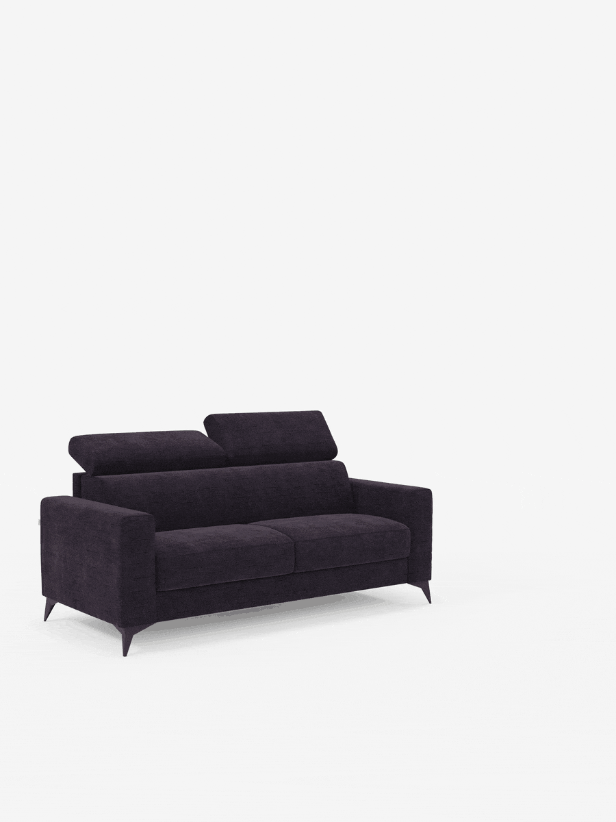 Un divano letto matrimoniale Pegaso di divitt.sbs, rivestito in tessuto jacquard T22 viola scuro resistente alle macchie e dotato di poggiatesta regolabili e gambe inclinate, è messo in risalto su uno sfondo bianco a tinta unita. Le linee pulite e squadrate del divano e i cuscini rigidi offrono una comoda seduta per due o tre persone. Nell'immagine non sono presenti altri oggetti o decorazioni.