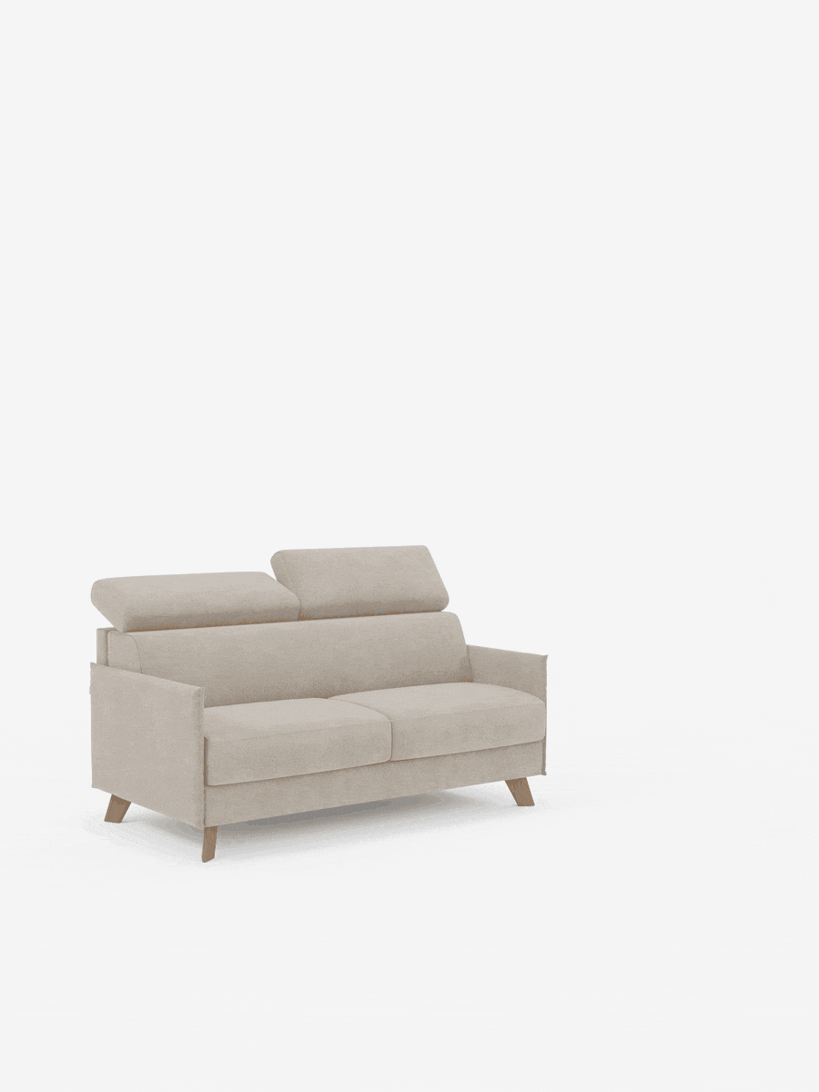 Un divano letto moderno e compatto color beige per due persone (Sole di divitt.sbs), caratterizzato da poggiatesta regolabili, gambe angolate in legno e un design minimalista di ispirazione scandinava — tessuto T23 100% sfoderabile e antimacchia — raffigurato su uno sfondo bianco con ampio spazio libero attorno.