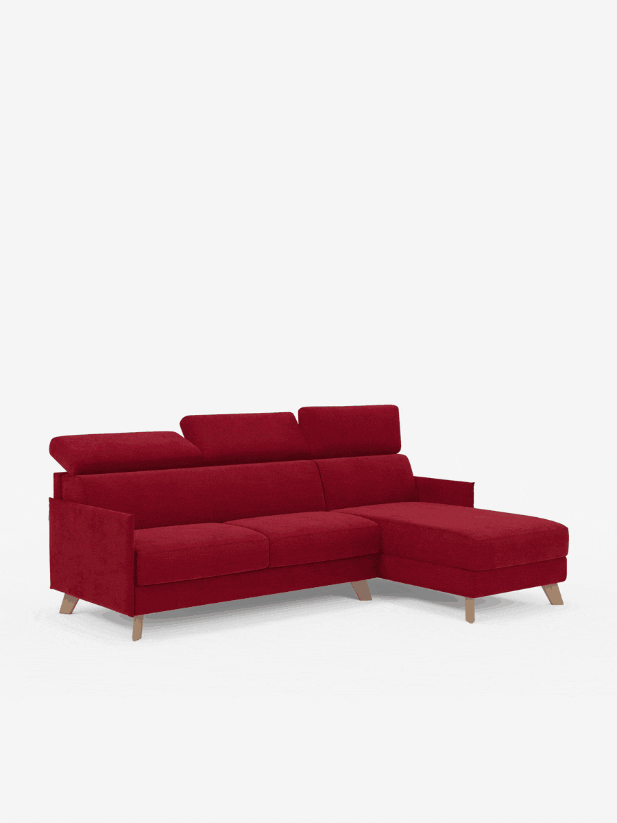 Il divano letto matrimoniale angolare Sole di divitt.sbs presenta un design scandinavo moderno in tessuto rosso vivace (tessuto smacchiabile T23), completo di chaise longue sul lato destro, tre poggiatesta reclinabili, pratiche gambe in legno e una spaziosa penisola contenitore, raffigurato su uno sfondo bianco a tinta unita.