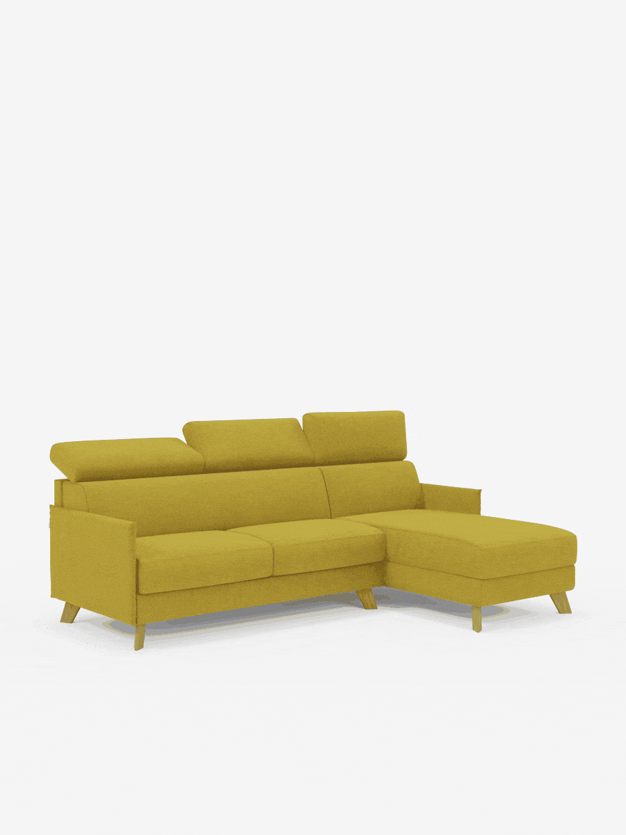 Il divano letto matrimoniale angolare Sole di divitt.sbs è un divano componibile a tre posti color giallo senape con chaise longue sul lato destro, dotato di poggiatesta regolabili, gambe in legno e un design moderno e minimalista con accenti in stile scandinavo. Rivestito in tessuto T23 facile da pulire, è presentato su uno sfondo bianco a tinta unita.
