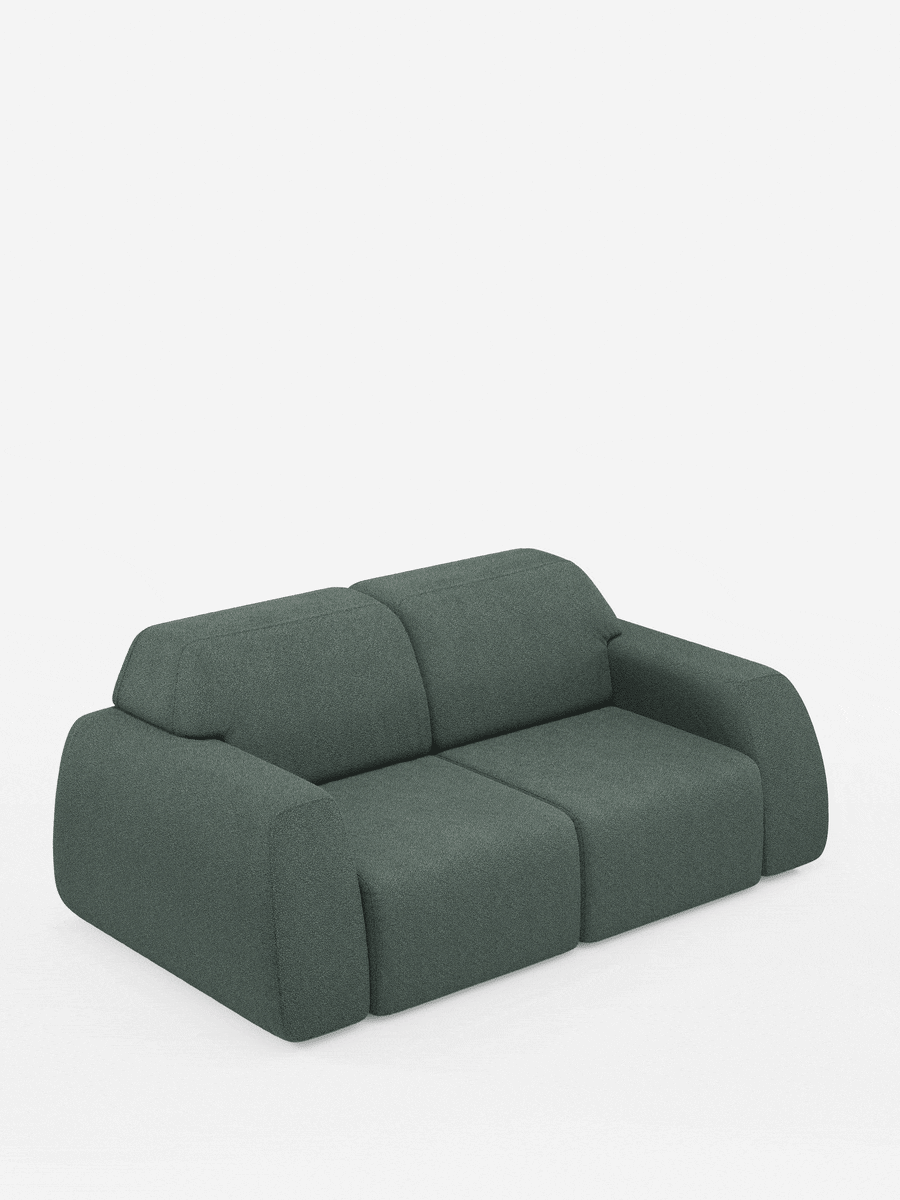 Un divano a tre posti Orbit contemporaneo di colore verde scuro, proposto da divitt.sbs, caratterizzato da bordi arrotondati, schienali bassi e sedute morbide e imbottite, rivestite in tessuto T33 effetto cotone, completamente sfoderabile e resistente alle macchie. Ripreso da un’angolazione frontale su uno sfondo bianco a tinta unita, il divano mette in risalto il suo design minimalista e moderno con sedute scorrevoli.