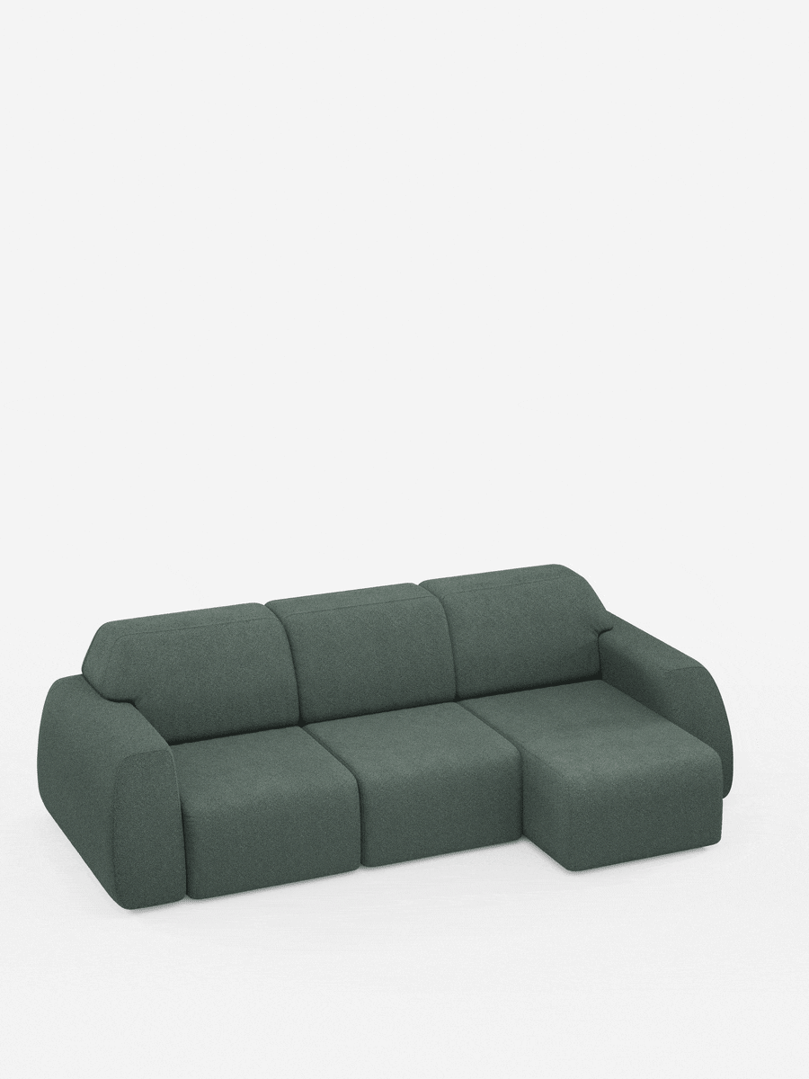 Il divano angolare Orbit con penisola reversibile e tutte le sedute allungabili in tessuto smacchiabile effetto cotone T33 di divitt.sbs è un moderno divano componibile verde scuro con schienale basso, braccioli arrotondati e tre cuscini di seduta. È dotato di una chaise longue reversibile ed è raffigurato su uno sfondo bianco a tinta unita.