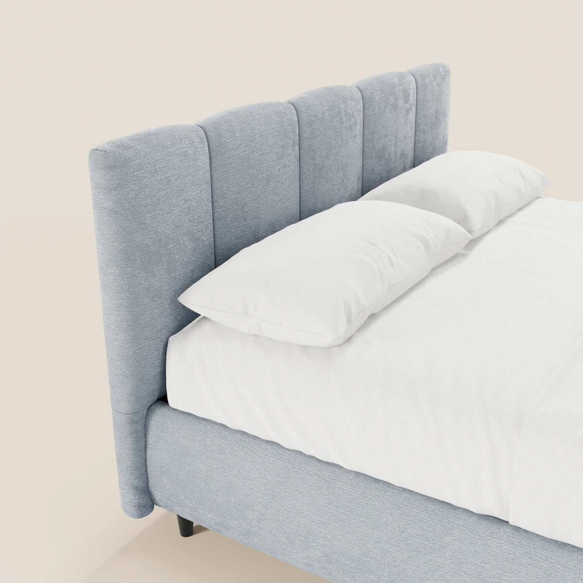 Il letto imbottito ARKAM di Letti.store presenta un design shabby chic con un tessuto grigio chiaro certificato Oeko-Tex®, una testiera a pannelli verticali e una base contenitiva. Nella foto è raffigurato ben rifatto con biancheria da letto bianca su uno sfondo bianco sporco.