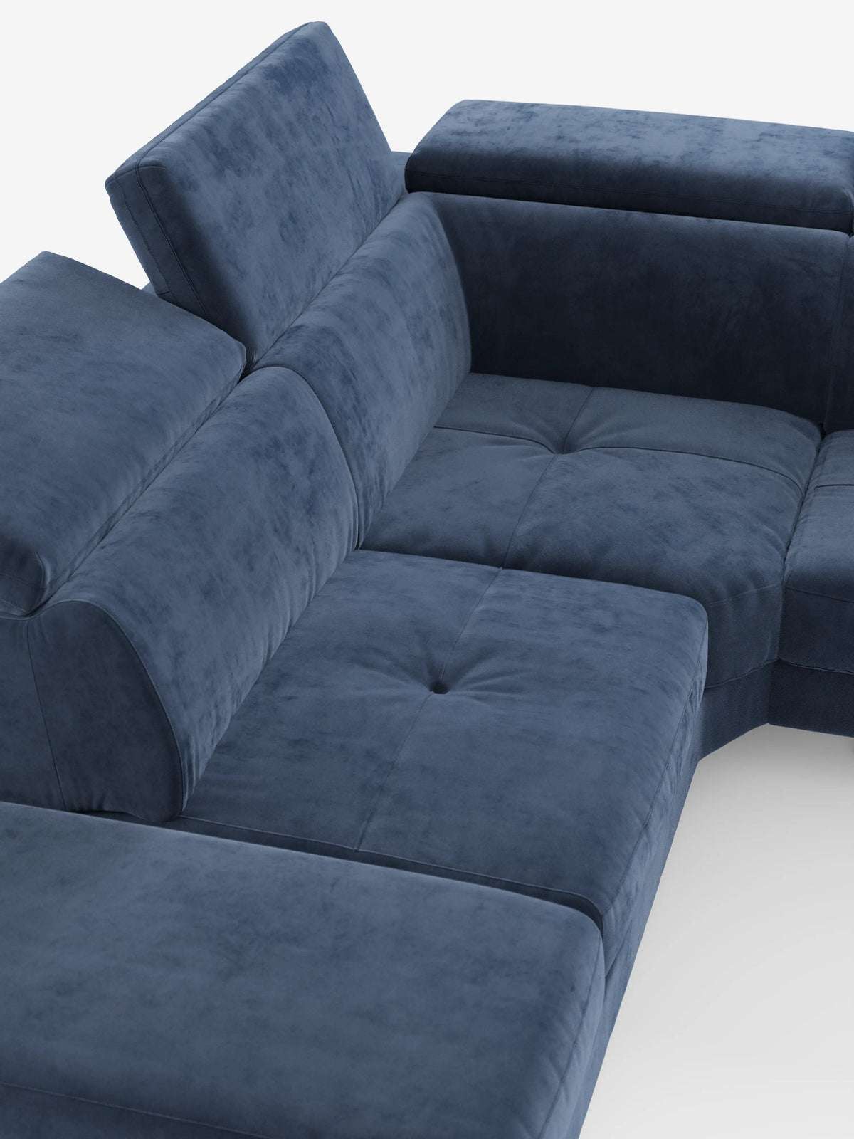 Scopri il comfort contemporaneo con il divano letto angolare Capri di divitt.sbs. Rivestito in morbido tessuto vellutino T30 blu scuro e resistente alle macchie, questo moderno divano componibile a L presenta cuscini di seduta trapuntati e poggiatesta regolabili per un relax personalizzabile. Progettato all’insegna dello stile e della versatilità, è dotato di un materasso ad alte prestazioni, che lo rende ideale per chi apprezza il comfort e il design moderno.