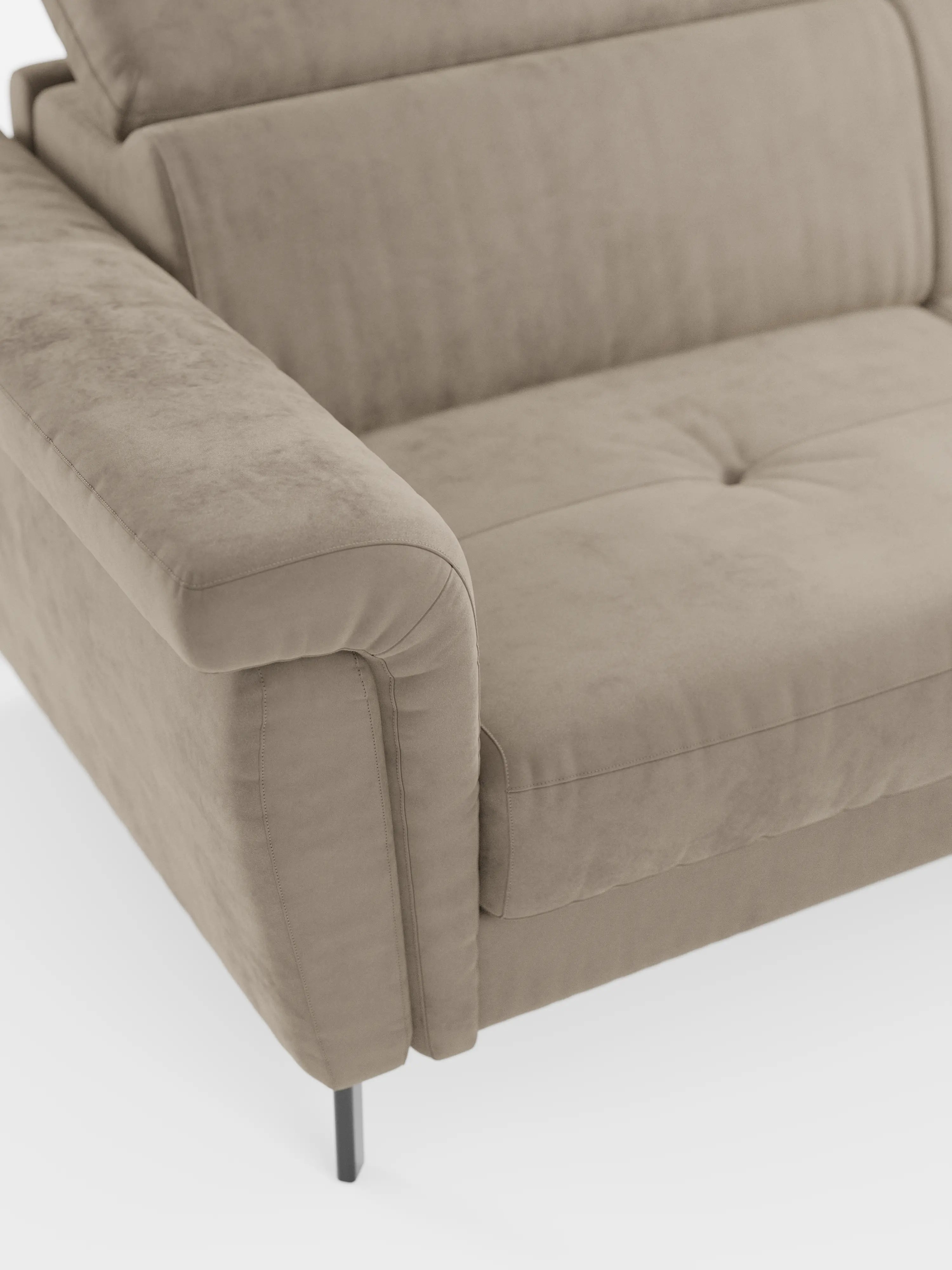 Primo piano del divano letto di design Capri di divitt.sbs, caratterizzato da alte gambe in metallo nero, un ampio bracciolo e un morbido rivestimento in tessuto smacchiabile T30 effetto velluto color beige. L'immagine mette in risalto la raffinata manifattura italiana, con il lato sinistro e parte dello schienale — completo di poggiatesta regolabili — raffigurati su uno sfondo bianco a tinta unita.