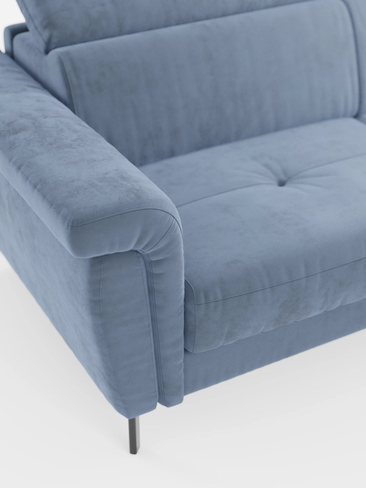 Primo piano del divano letto di design Capri di divitt.sbs, rivestito in un elegante tessuto effetto velluto T30 resistente alle macchie. Caratterizzato da gambe alte e slanciate in metallo nero, seduta capitonata, braccioli angolati e poggiatesta reclinabili, questo moderno divano letto è un esempio di autentica manifattura italiana. È ripreso su uno sfondo bianco a tinta unita per esaltarne la silhouette slanciata e contemporanea.