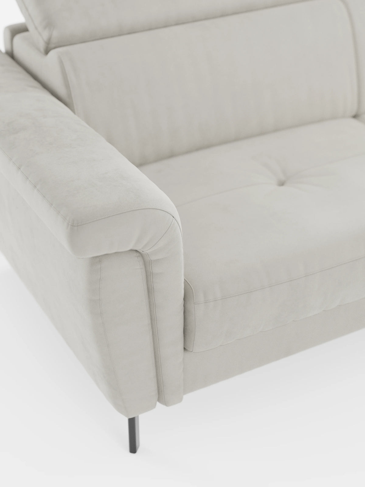 Primo piano del divano letto di design Capri di divitt.sbs, realizzato in tessuto effetto velluto smacchiabile T30 grigio chiaro, caratterizzato da braccioli imbottiti, cuscino di seduta trapuntato, gambe alte e slanciate in metallo nero e poggiatesta regolabile su sfondo bianco. Lo stile minimalista e contemporaneo esalta la raffinata manifattura italiana.