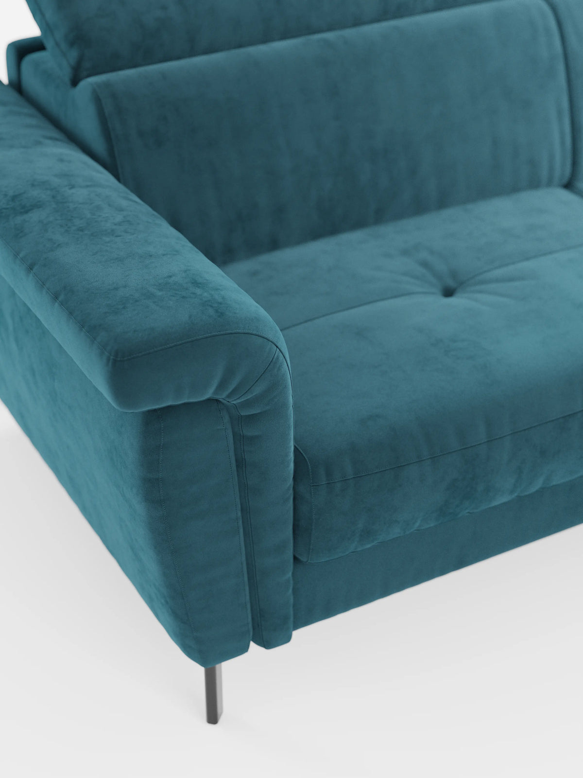 Primo piano del divano letto di design Capri con piedini alti di divitt.sbs, rivestito in tessuto smacchiabile T30 color verde acqua effetto velluto. L’immagine mette in risalto i braccioli imbottiti, la seduta morbida, i raffinati dettagli trapuntati e le sottili gambe in metallo nero. Il divano è dotato di poggiatesta reclinabili ed è ripreso su uno sfondo bianco a tinta unita.