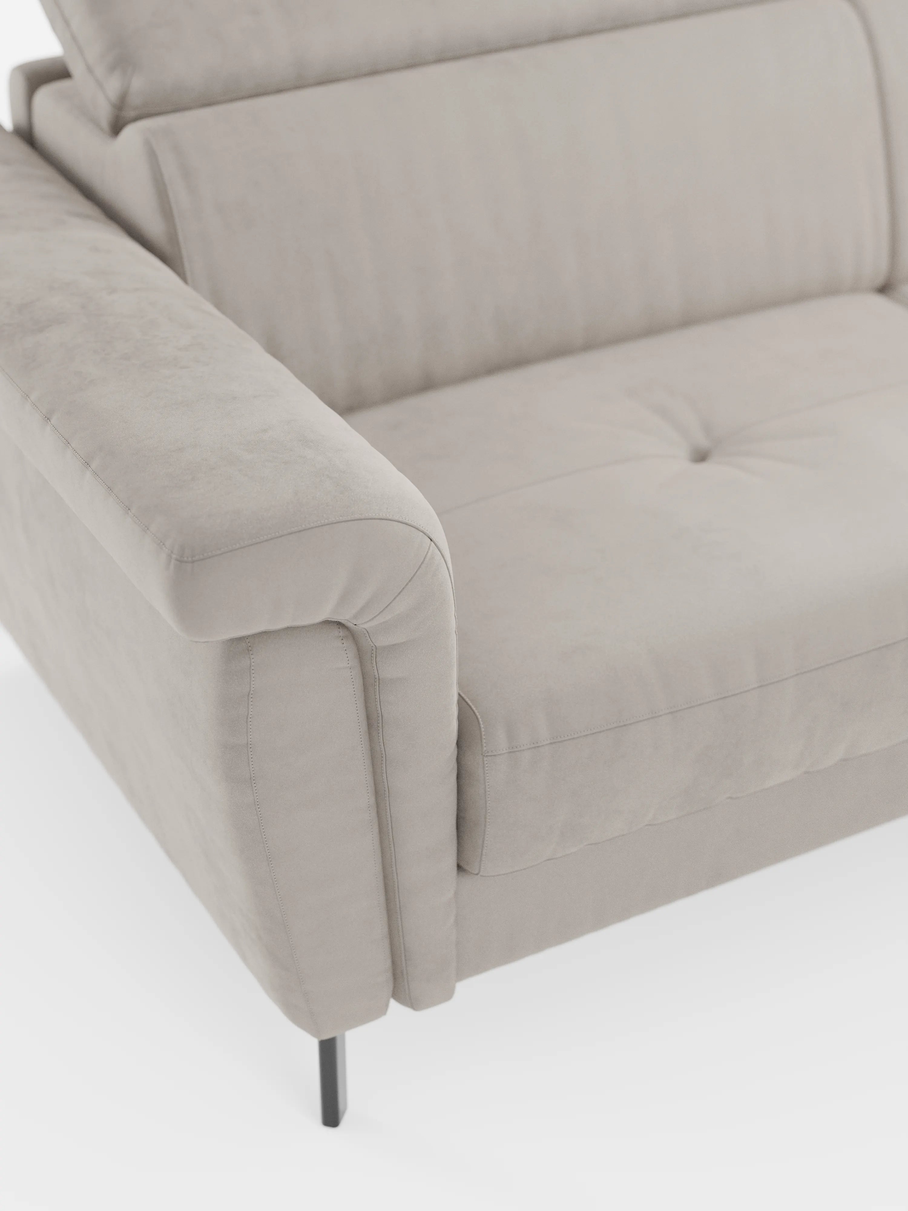 Primo piano del divano letto di design Capri con piedini alti di divitt.sbs, che mette in risalto il bracciolo sinistro, un cuscino di seduta con trapuntatura a bottone singolo e sottili gambe in metallo nero. Il raffinato rivestimento in tessuto effetto velluto smacchiabile T30 appare morbido e liscio, mentre la silhouette minimalista dalle linee pulite e i poggiatesta reclinabili riflettono l’autentica manifattura italiana.