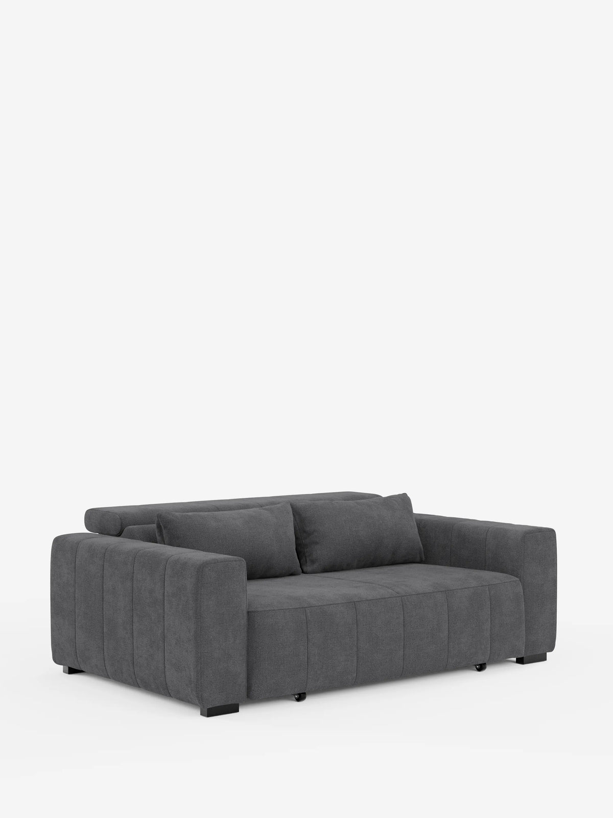 Un divano dorico contemporaneo a 3 posti con sedute allungabili tramite meccanismo relax elettrico di divitt.sbs, rivestito in tessuto T23 grigio scuro resistente alle macchie, caratterizzato da ampi braccioli, cuciture verticali trapuntate e due grandi cuscini dello schienale abbinati. Il divano è completato da un poggiatesta reclinabile e poggia su gambe corte nere che risaltano sullo sfondo bianco a tinta unita.