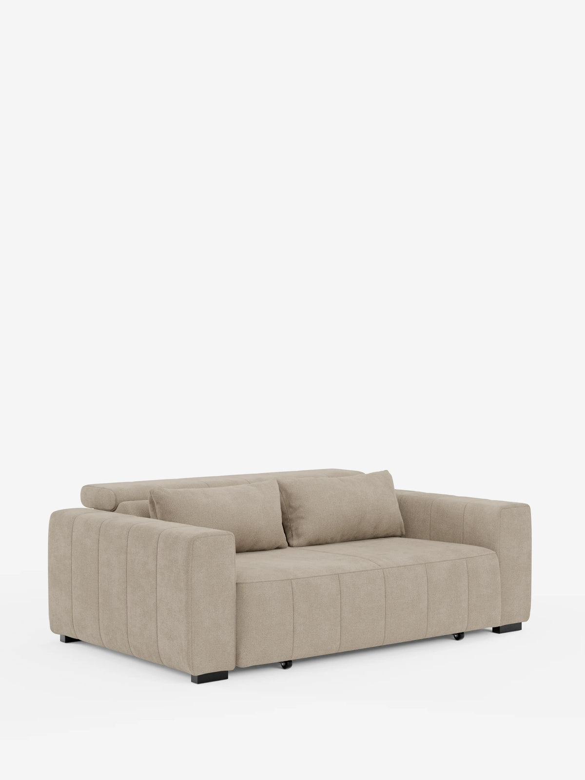 Un divano a 3 posti in stile dorico, moderno e di colore beige, con sedute allungabili tramite meccanismo relax elettrico, firmato divitt.sbs, caratterizzato da ampi braccioli, rivestimento trapuntato, due cuscini dello schienale e gambe corte nere su uno sfondo bianco a tinta unita. Questo divano sfoderabile dalle linee squadrate e minimaliste, con poggiatesta reclinabile in tessuto smacchiabile T23, offre stile e praticità per gli interni contemporanei.