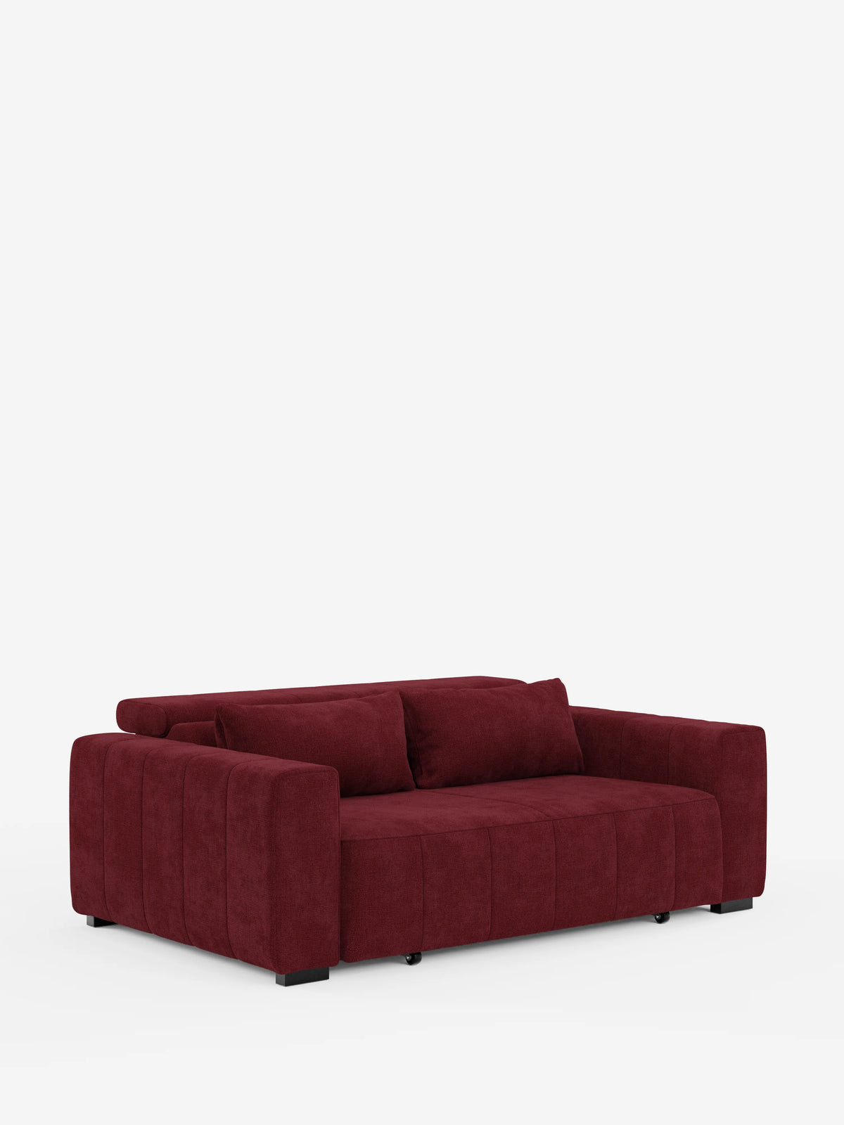 Un divano a 3 posti in stile dorico di divitt.sbs, dal ricco colore rosso intenso, caratterizzato da ampi braccioli, uno schienale basso e due cuscini coordinati dall’effetto trapuntato e morbido. Questo elegante divano offre sedute allungabili grazie al sistema relax elettrico e un poggiatesta reclinabile in tessuto T23 lavabile, poggiato su gambe corte scure su uno sfondo bianco a tinta unita.