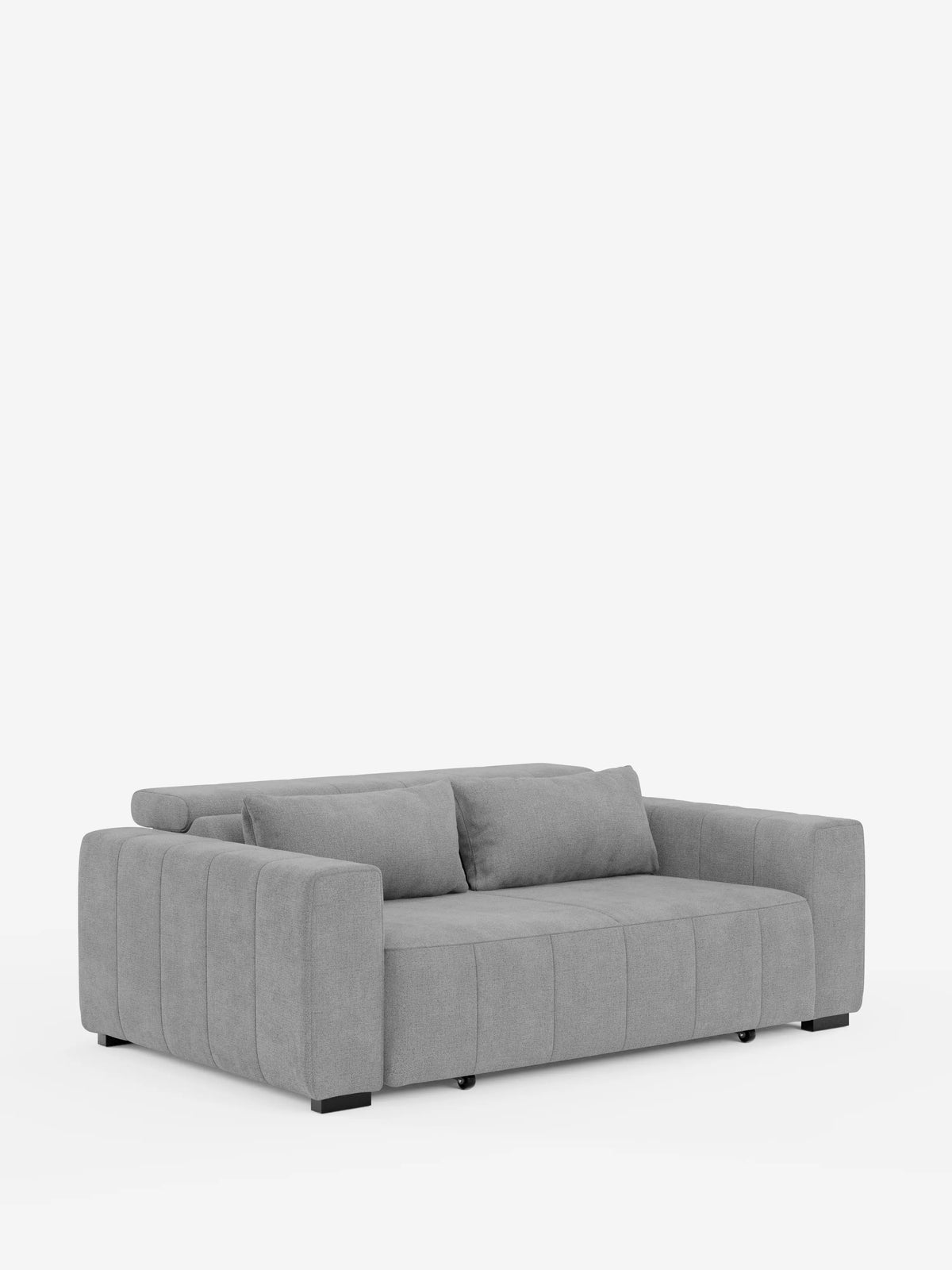 Un moderno divano a 3 posti “Doric” di divitt.sbs, in colore grigio, caratterizzato da ampi braccioli rettangolari, morbidi cuscini di seduta e schienale e cuciture verticali lungo la base e i braccioli. Questo divano presenta un'altezza ridotta su gambe corte nere che si stagliano su uno sfondo bianco a tinta unita, con sedute estensibili grazie a un meccanismo di relax elettrico e un poggiatesta reclinabile in tessuto T23 resistente alle macchie.