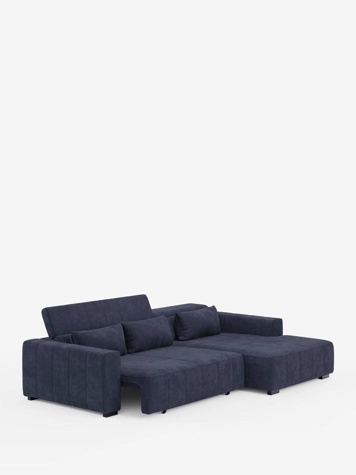 Un divano angolare in stile dorico contemporaneo con penisola di divitt.sbs, rivestito in tessuto T23 blu scuro resistente alle macchie, caratterizzato da ampi braccioli, due cuscini di seduta allungati con funzione di relax elettrica, una chaise longue sul lato destro, tre cuscini cilindrici e poggiatesta regolabili; esposto su uno sfondo bianco a tinta unita.