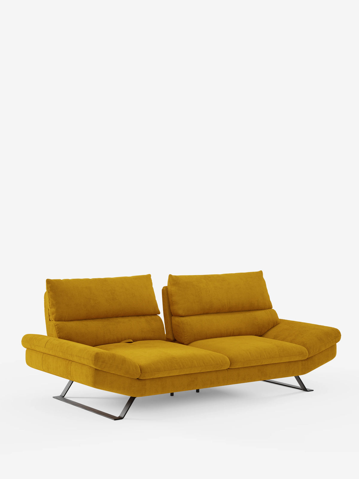 Un moderno divano Eclipse dal design contemporaneo di divitt.sbs, in giallo senape, caratterizzato da due schienali reclinabili traslanti, sedute imbottite e alte gambe angolate in metallo nero, rivestito in elegante microfibra T11 resistente alle macchie, su uno sfondo bianco a tinta unita.