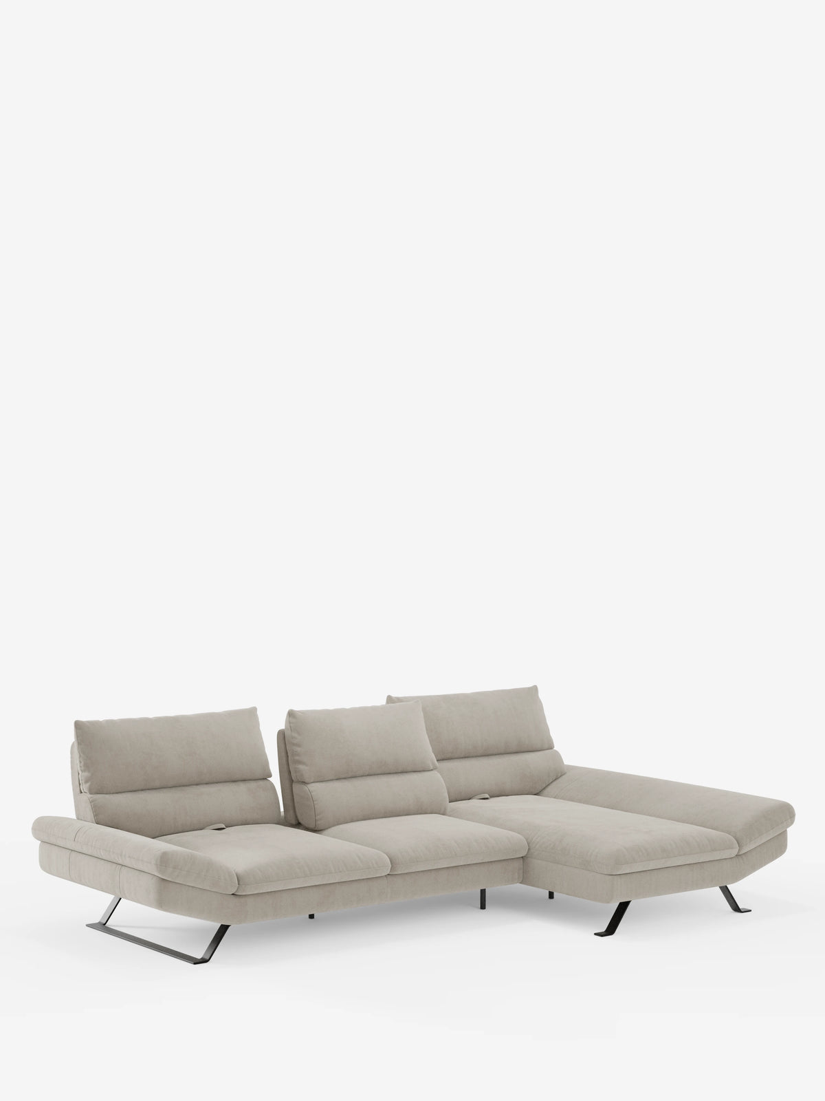 Vi presentiamo Eclipse di divitt.sbs: un divano angolare con penisola dal design moderno, in beige chiaro, dotato di tre ampie sedute, schienali traslanti regolabili e sottili gambe in metallo nero. Il lato destro si estende con eleganza formando un’elegante chaise longue (penisola). Rivestito in microfibra tecnica T11 liscia e resistente alle macchie, con cuciture minimamente visibili. Presentato su uno sfondo bianco a tinta unita.