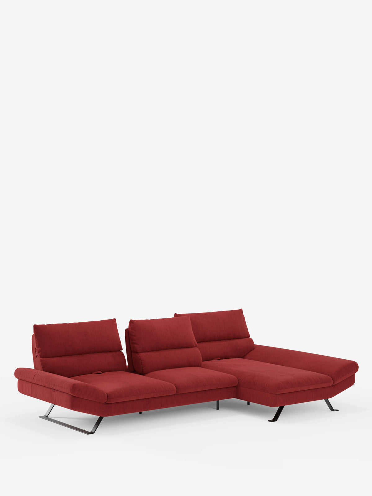 Il divano angolare Eclipse con penisola e schienali traslanti in microfibra tecnica smacchiabile T11 di divitt.sbs presenta un rivestimento rosso intenso, poggiatesta regolabili sugli schienali traslanti, eleganti gambe in metallo nero e una chaise longue sul lato destro, il tutto su uno sfondo bianco a tinta unita.