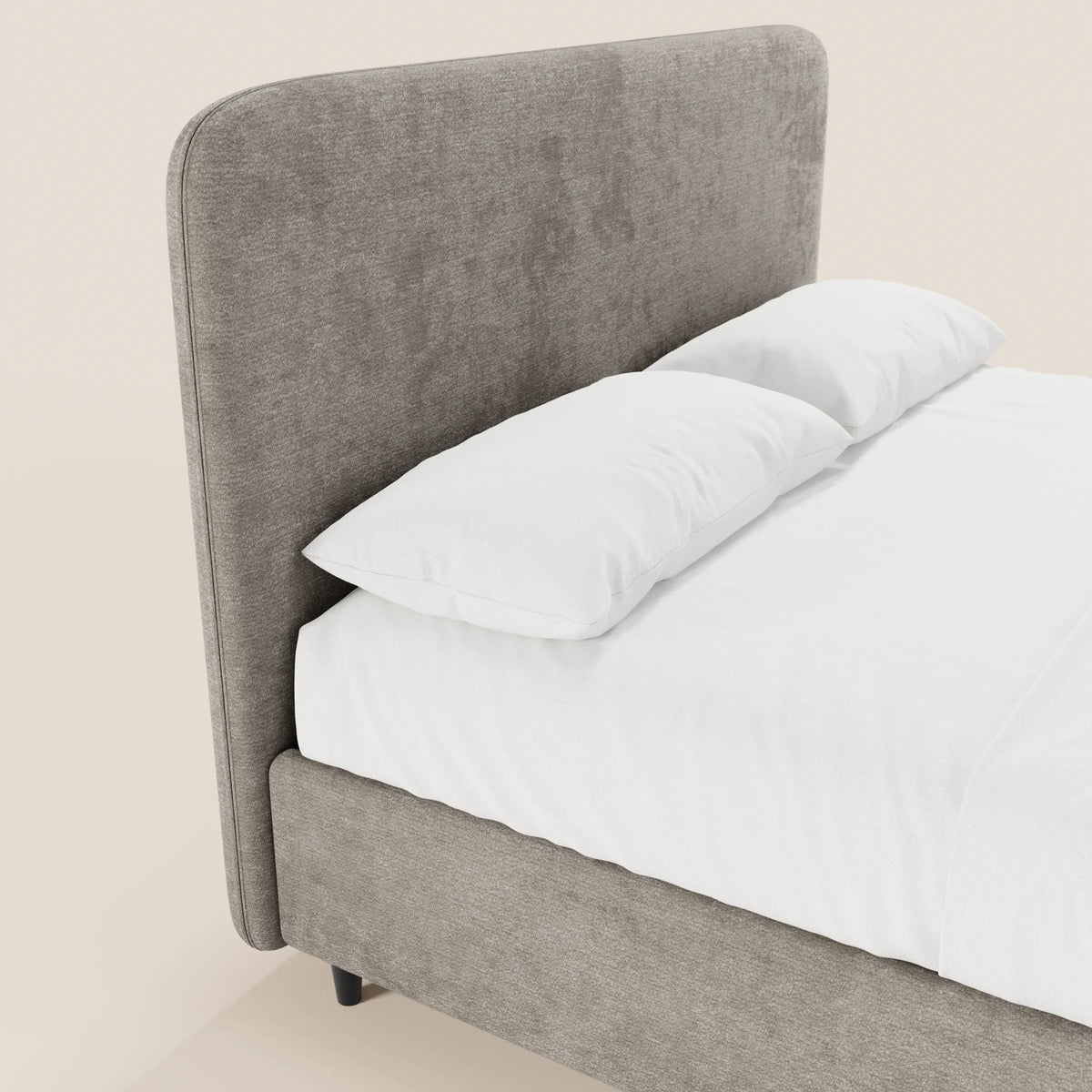 Il letto imbottito KAELOS minimal di Letti.store presenta una testiera alta e arrotondata in morbido tessuto ciniglia, una struttura coordinata con gambe alte e un pratico vano contenitore — qui raffigurato in grigio chiaro con lenzuola e cuscini bianchi.
