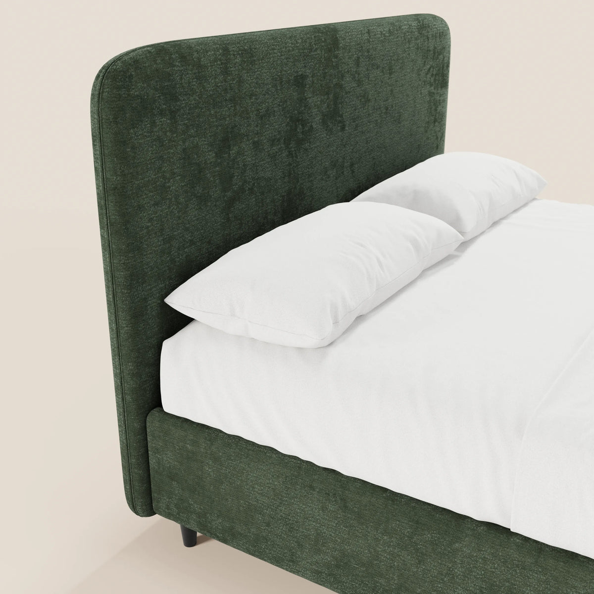 Il letto imbottito KAELOS minimal di Letti.store presenta una testiera alta e ricurva rivestita in ciniglia, gambe alte e un vano contenitore. Nella foto è raffigurato in verde scuro con biancheria da letto bianca, su uno sfondo beige chiaro.