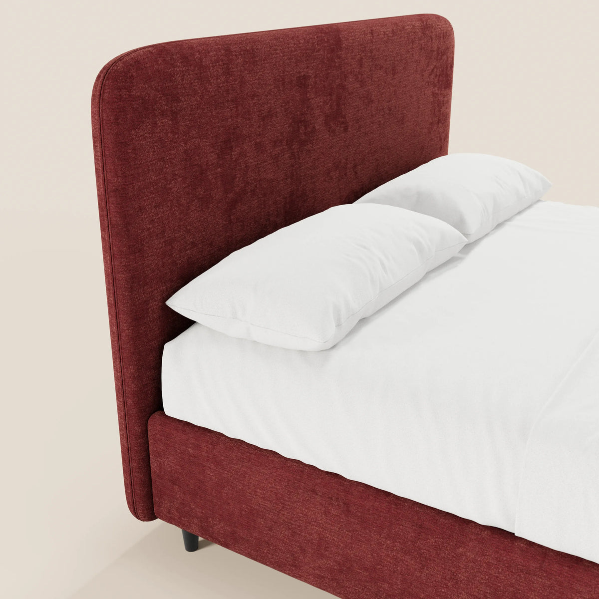 Il letto imbottito KAELOS minimal di Letti.store presenta una testiera alta e morbida rivestita in ciniglia, gambe alte, un vano contenitore e una struttura moderna di colore rosso. Arredato con cura con lenzuola e cuscini bianchi, risalta su uno sfondo chiaro.