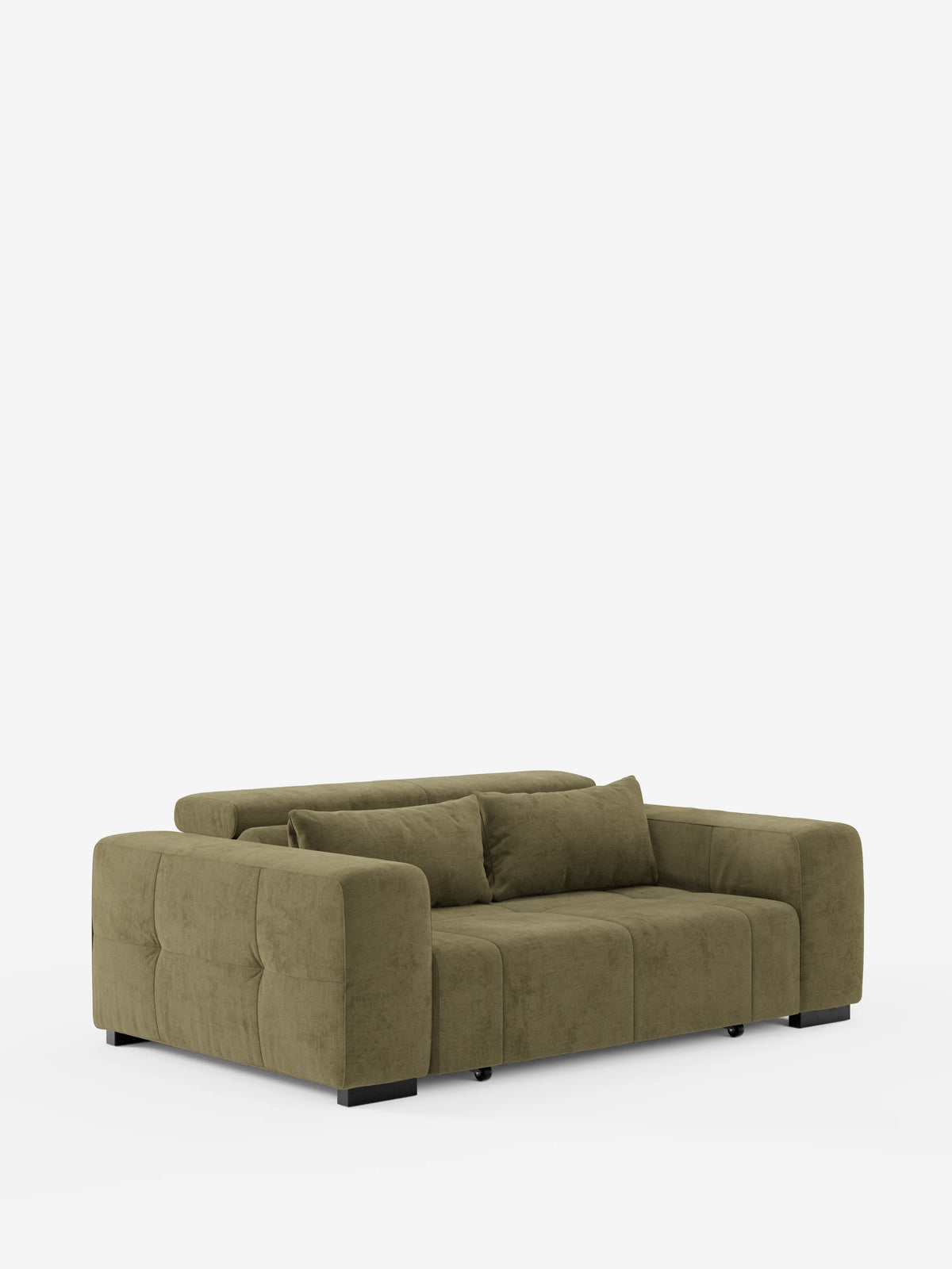 Divano Monarch verde oliva, moderno, a due posti, con funzione relax elettrica per l’allungamento delle sedute e poggiatesta reclinabile, realizzato in morbido tessuto smacchiabile T31 di divitt.sbs, con braccioli squadrati e cuscini imbottiti. Questo divano contemporaneo presenta un profilo basso e squadrato, gambe corte nere e due cuscini decorativi abbinati, che risaltano su uno sfondo bianco a tinta unita.